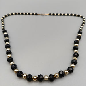 Elegante Perlenkette – Klassisches Design in Schwarz und Gold