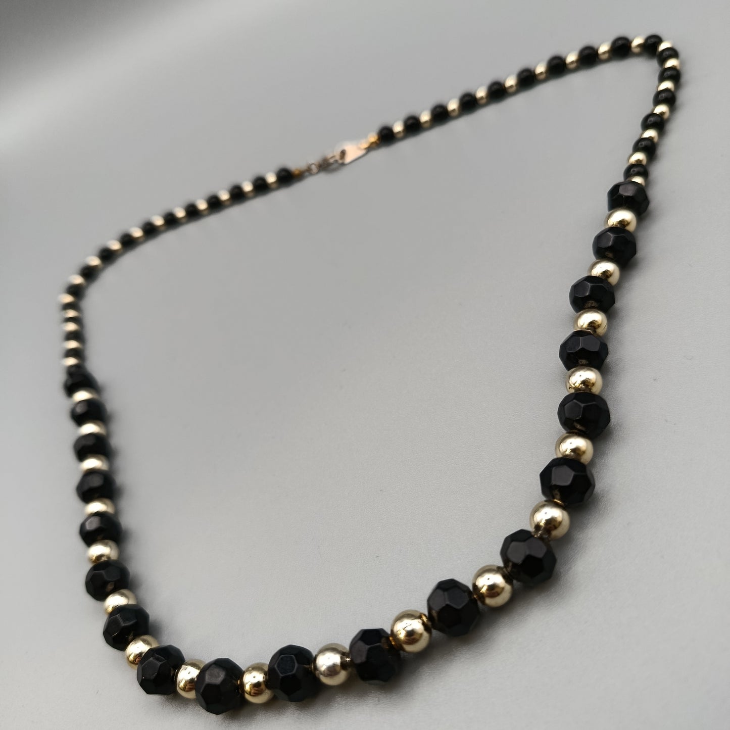 Elegante Perlenkette – Klassisches Design in Schwarz und Gold