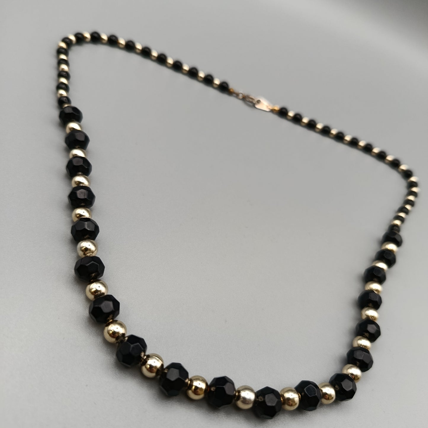 Elegante Perlenkette – Klassisches Design in Schwarz und Gold