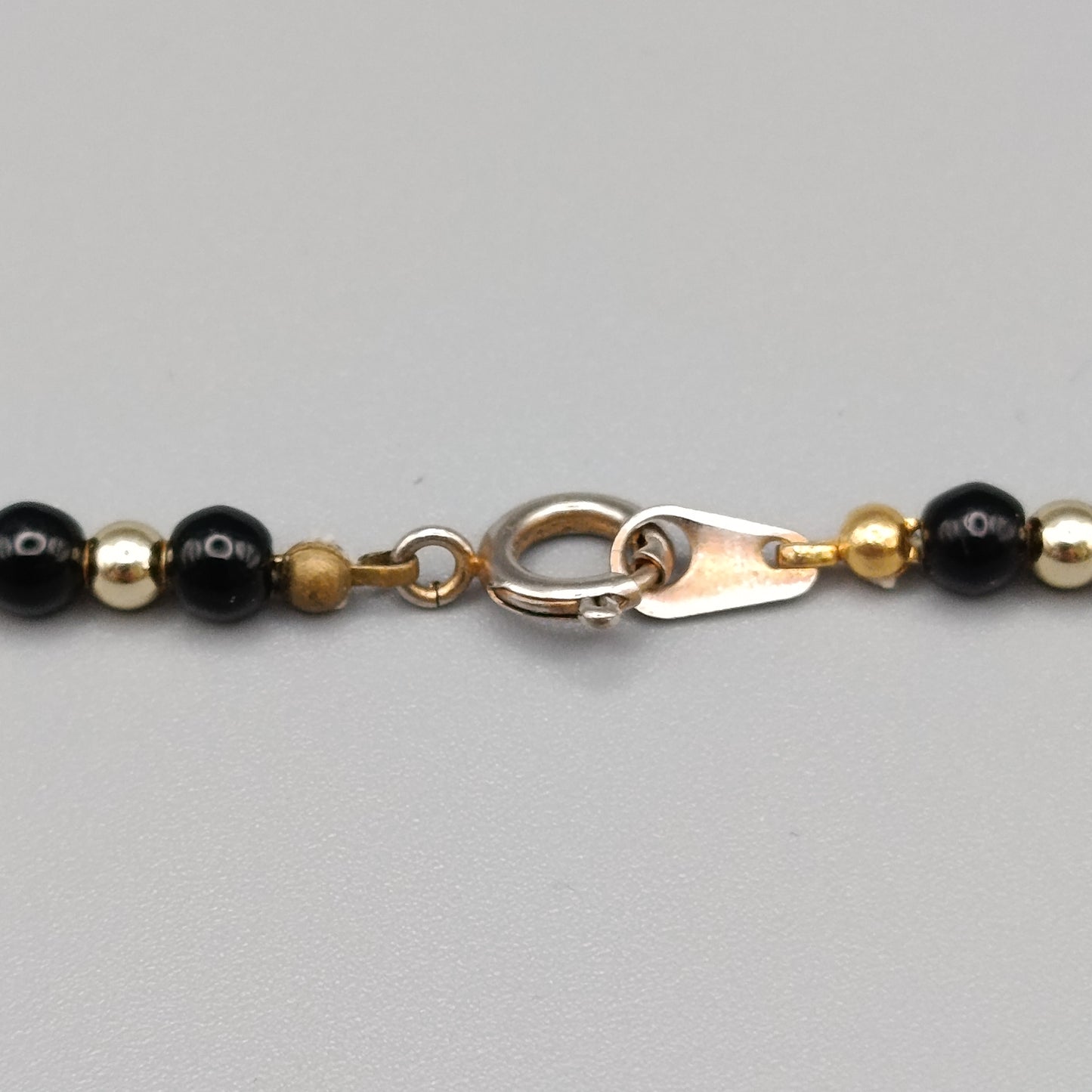 Elegante Perlenkette – Klassisches Design in Schwarz und Gold
