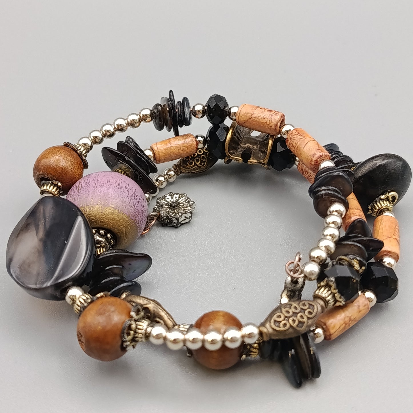 Elegantes Mehrreihiges Armband Design mit Perlen und Anhängern