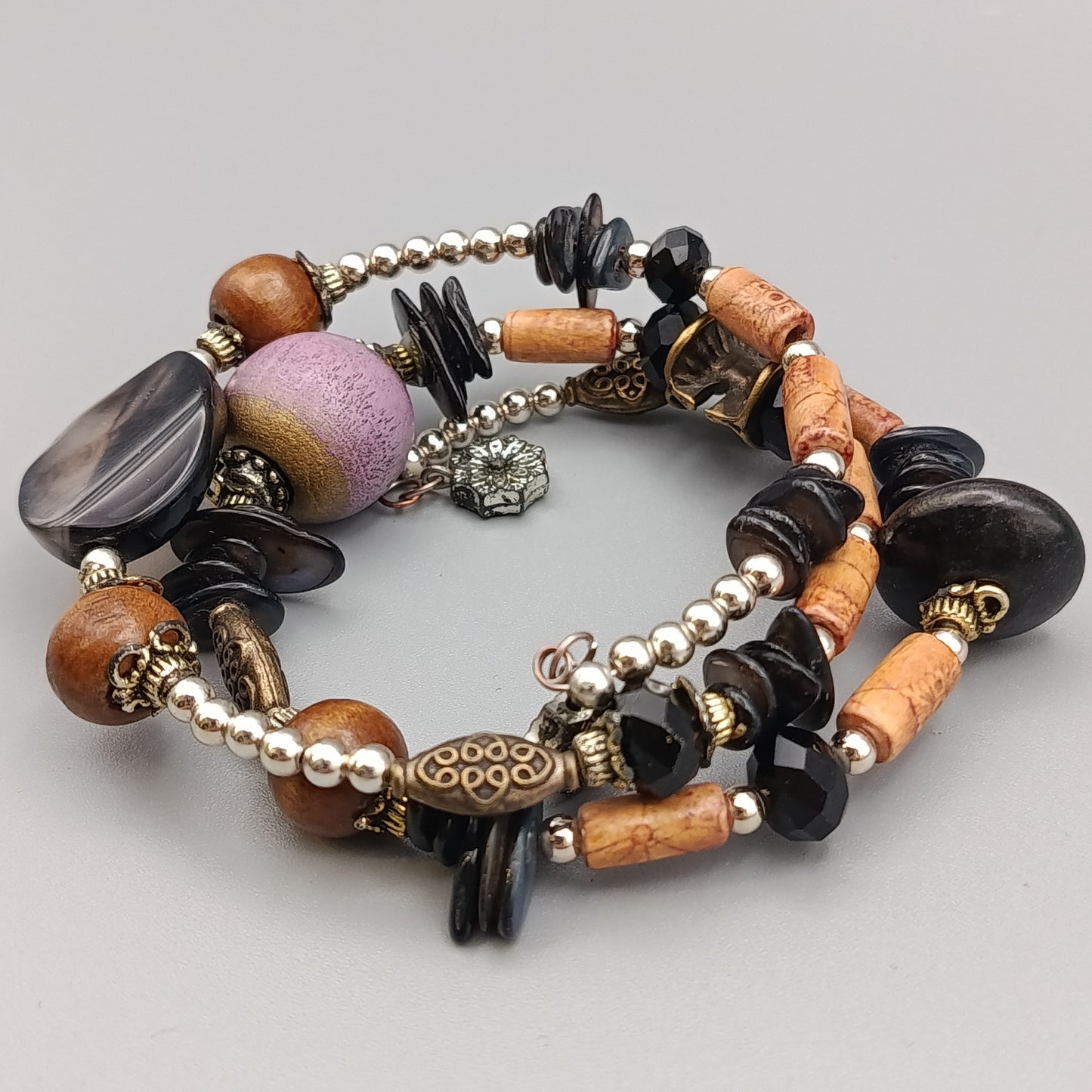 Elegantes Mehrreihiges Armband Design mit Perlen und Anhängern