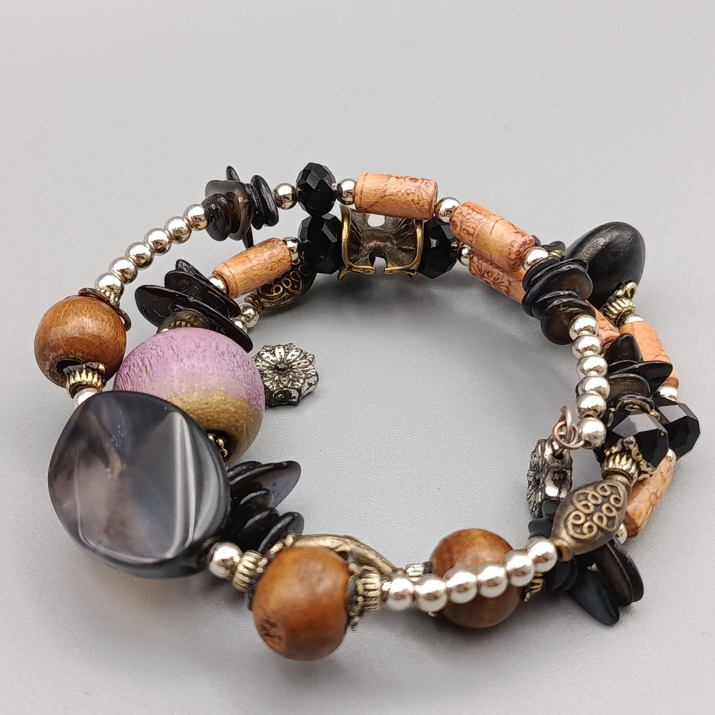Elegantes Mehrreihiges Armband Design mit Perlen und Anhängern