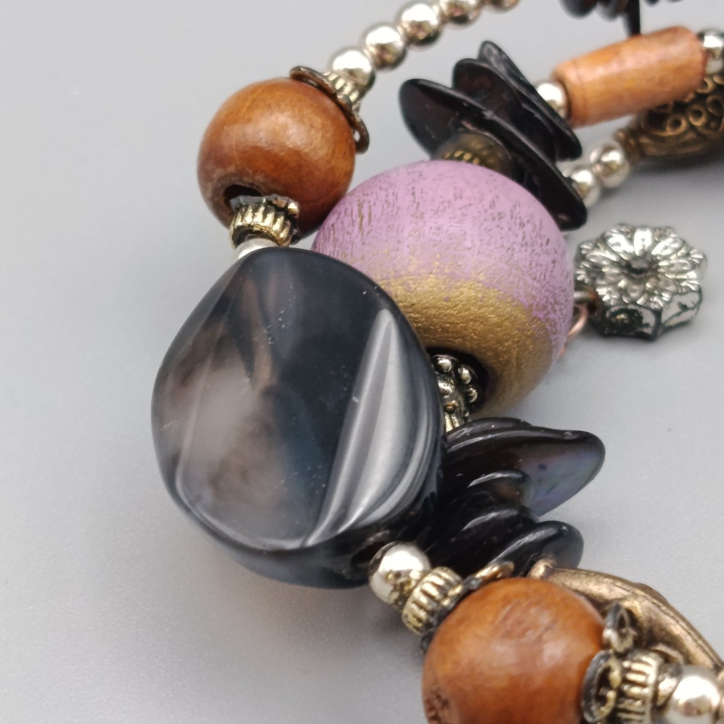 Elegantes Mehrreihiges Armband Design mit Perlen und Anhängern