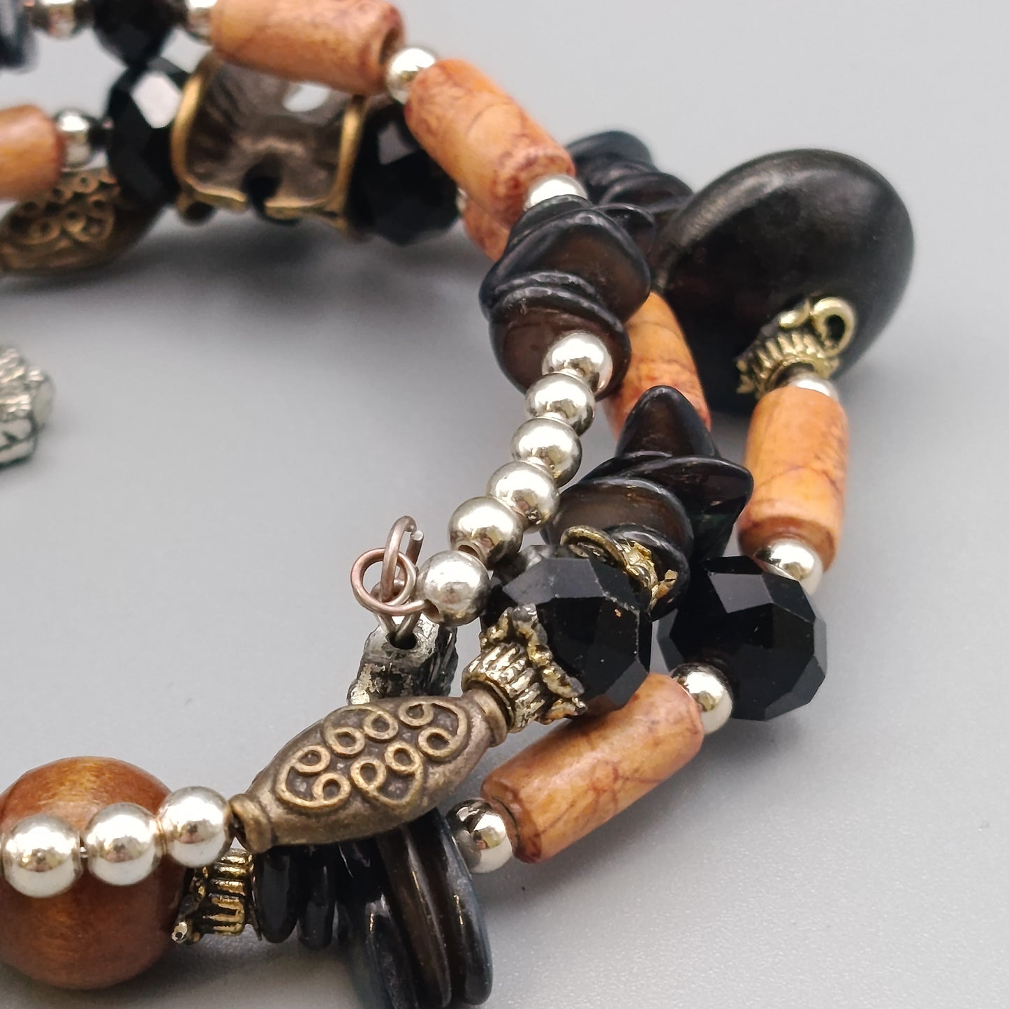 Elegantes Mehrreihiges Armband Design mit Perlen und Anhängern