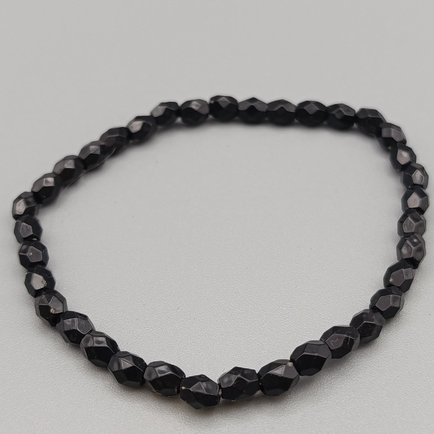 Elegantes Perlenarmband – Klassisches Design in Schwarz