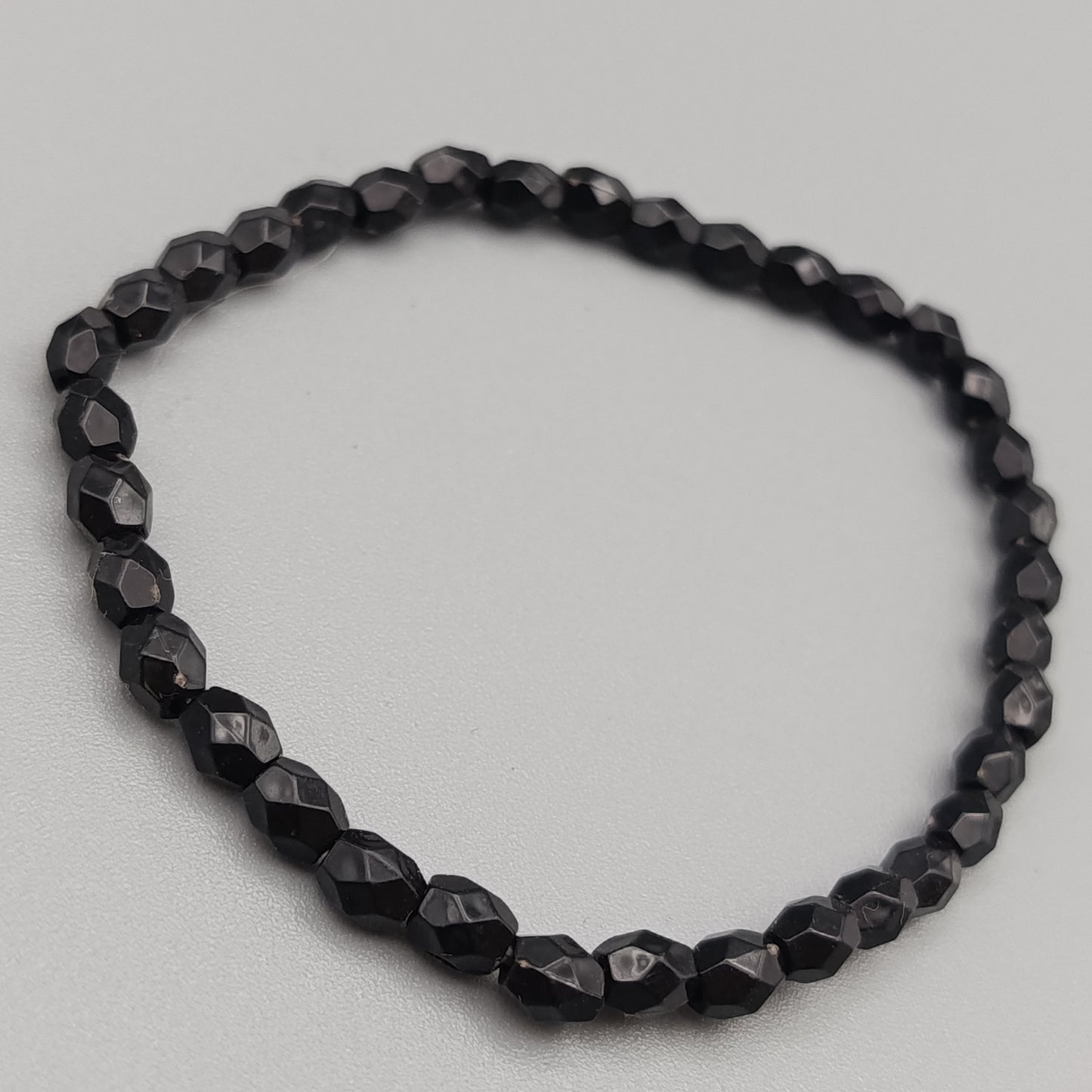 Elegantes Perlenarmband – Klassisches Design in Schwarz