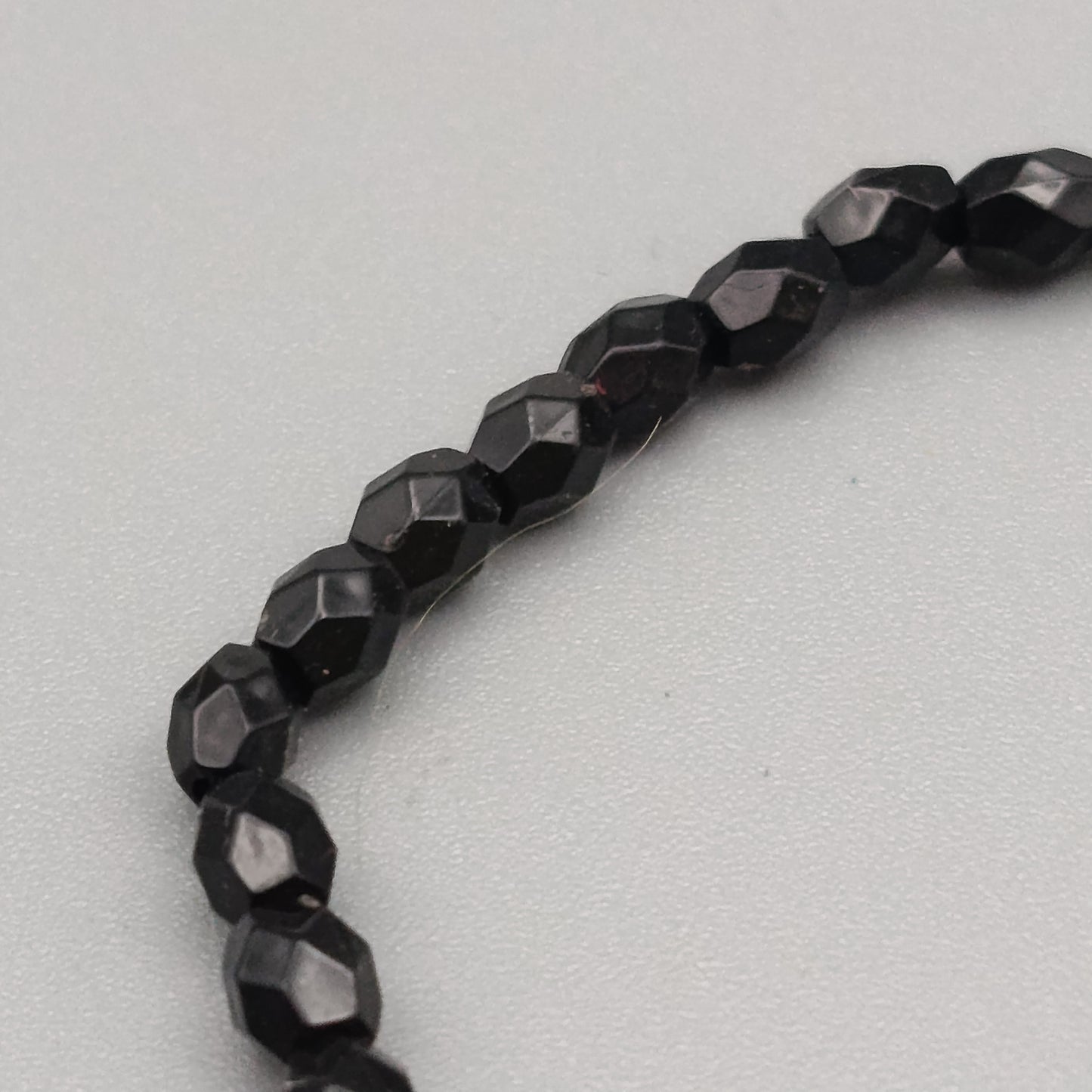 Elegantes Perlenarmband – Klassisches Design in Schwarz