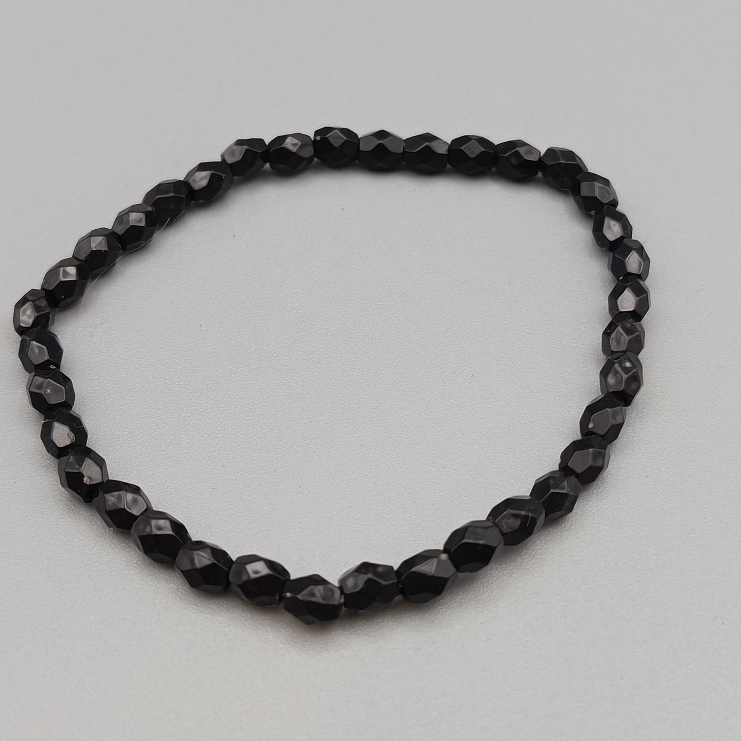 Elegantes Perlenarmband – Klassisches Design in Schwarz