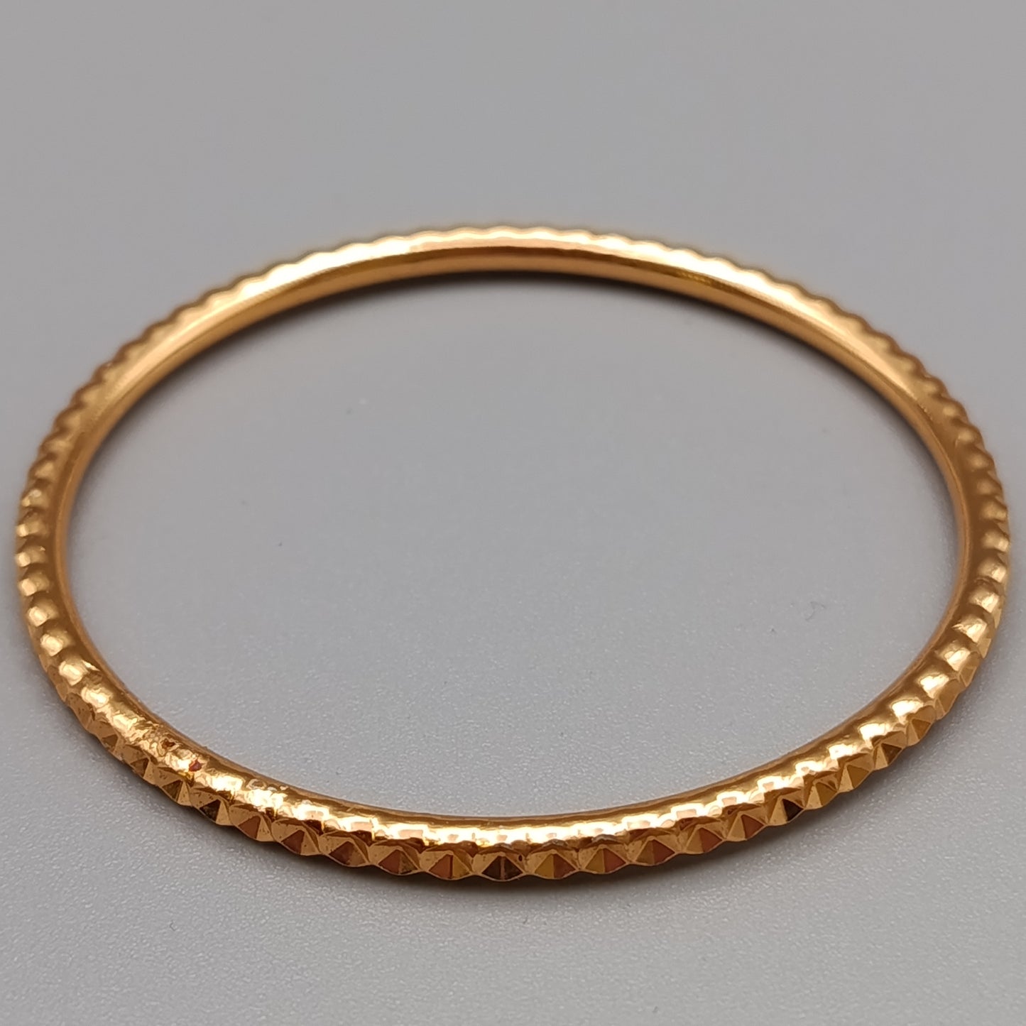 Eleganter Armreif – Stilvolles Design in Goldoptik