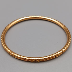 Eleganter Armreif – Stilvolles Design in Goldoptik