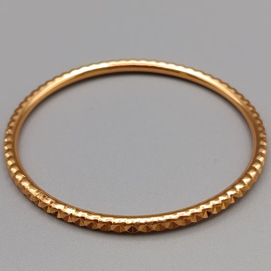 Eleganter Armreif – Stilvolles Design in Goldoptik
