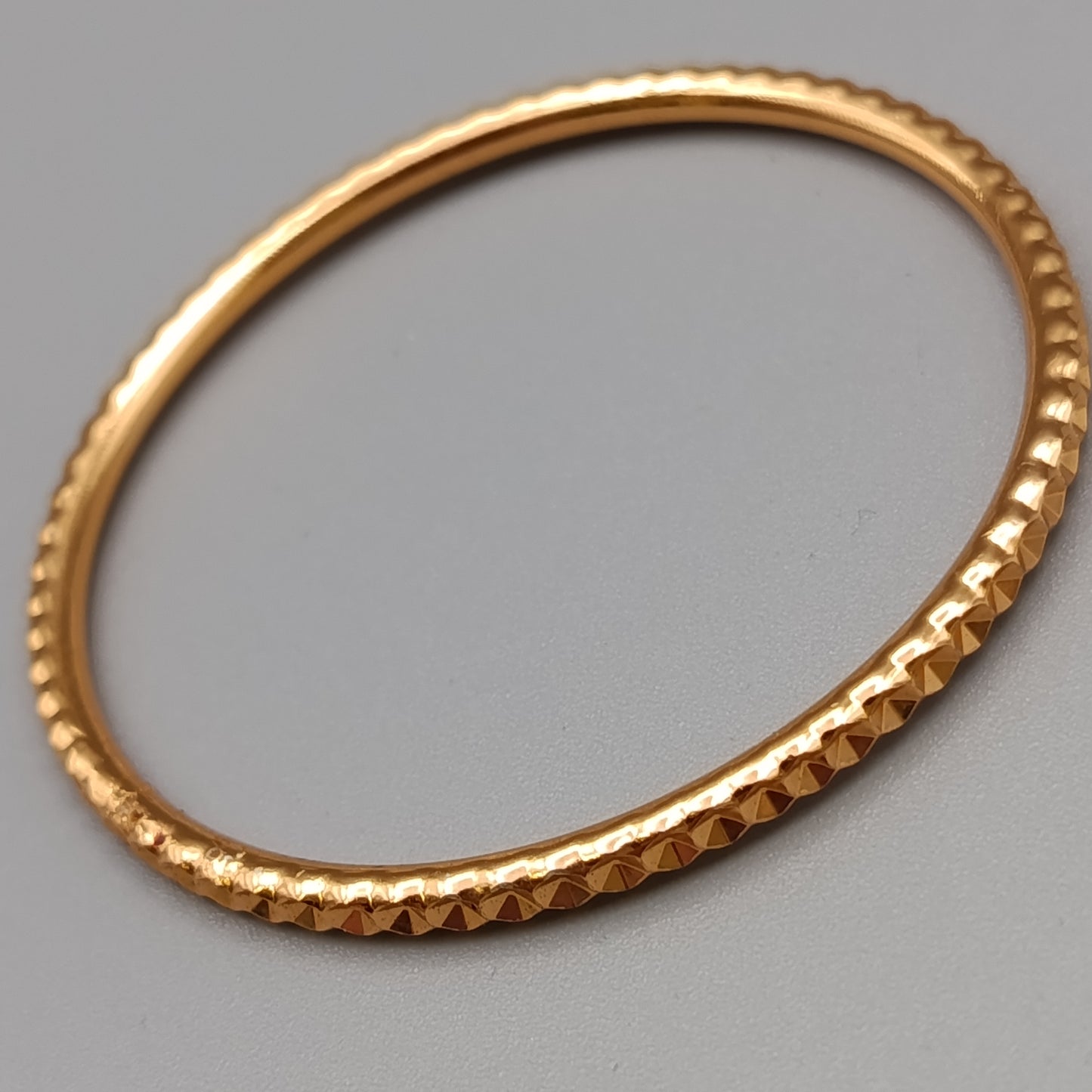 Eleganter Armreif – Stilvolles Design in Goldoptik
