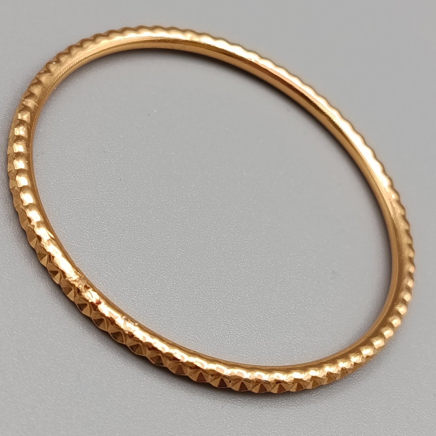 Eleganter Armreif – Stilvolles Design in Goldoptik