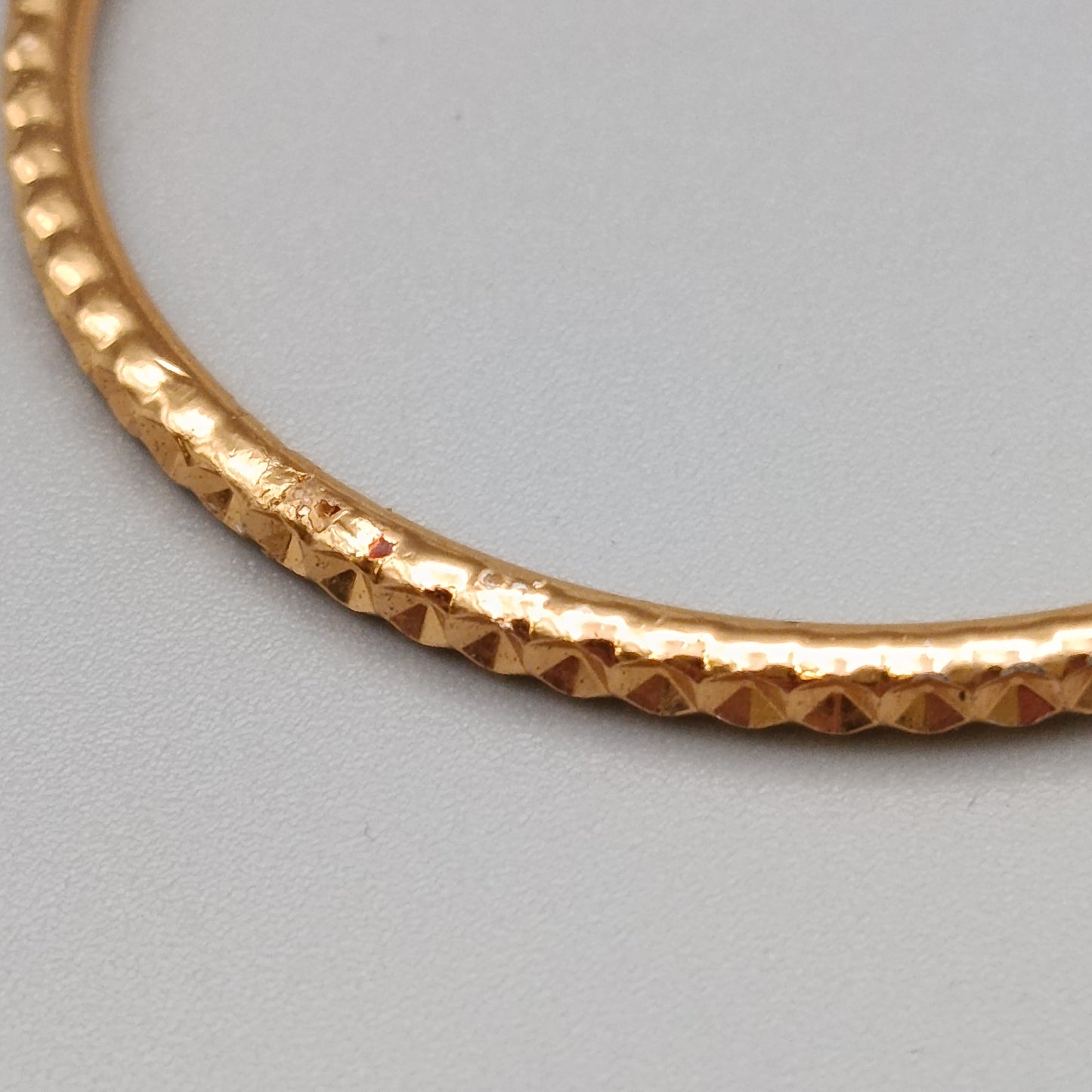 Eleganter Armreif – Stilvolles Design in Goldoptik