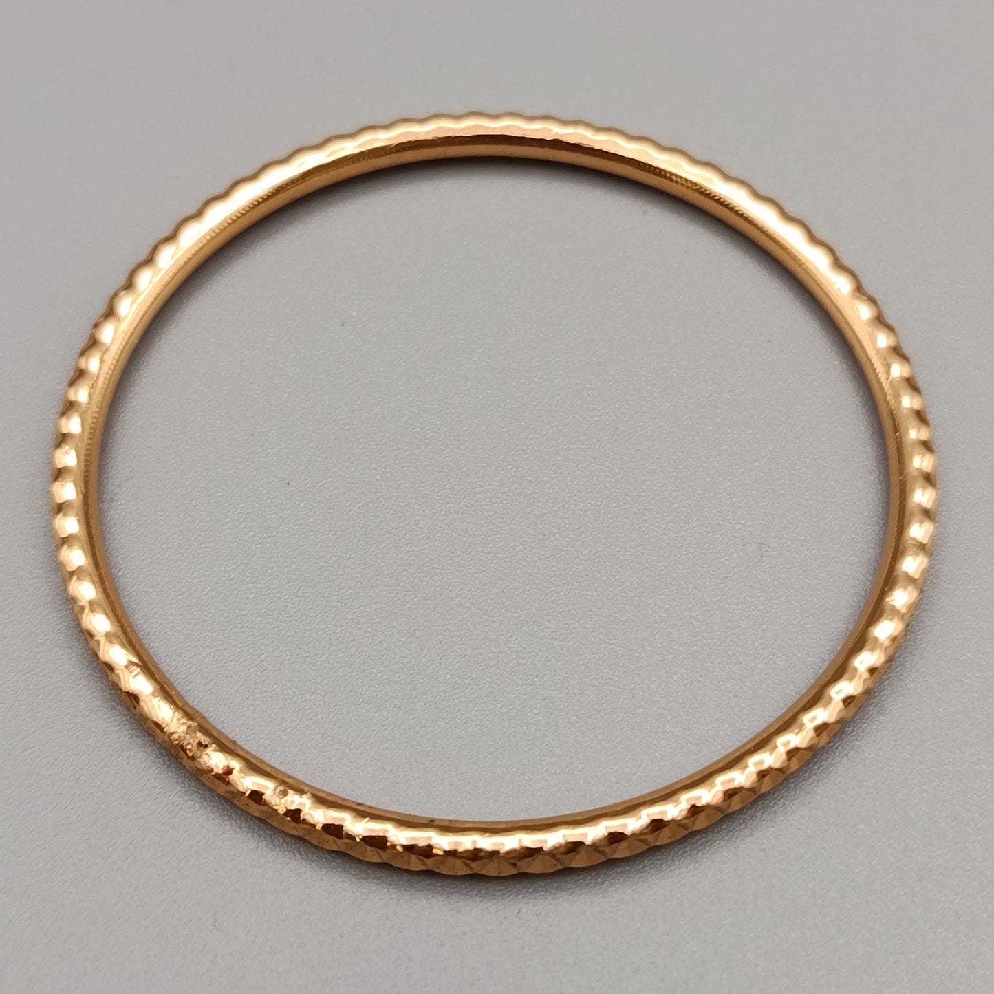 Eleganter Armreif – Stilvolles Design in Goldoptik