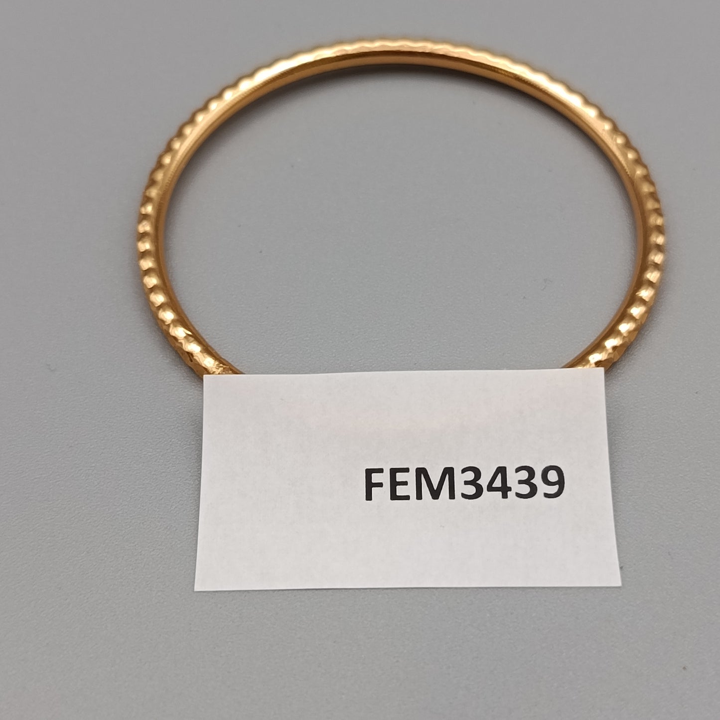 Eleganter Armreif – Stilvolles Design in Goldoptik