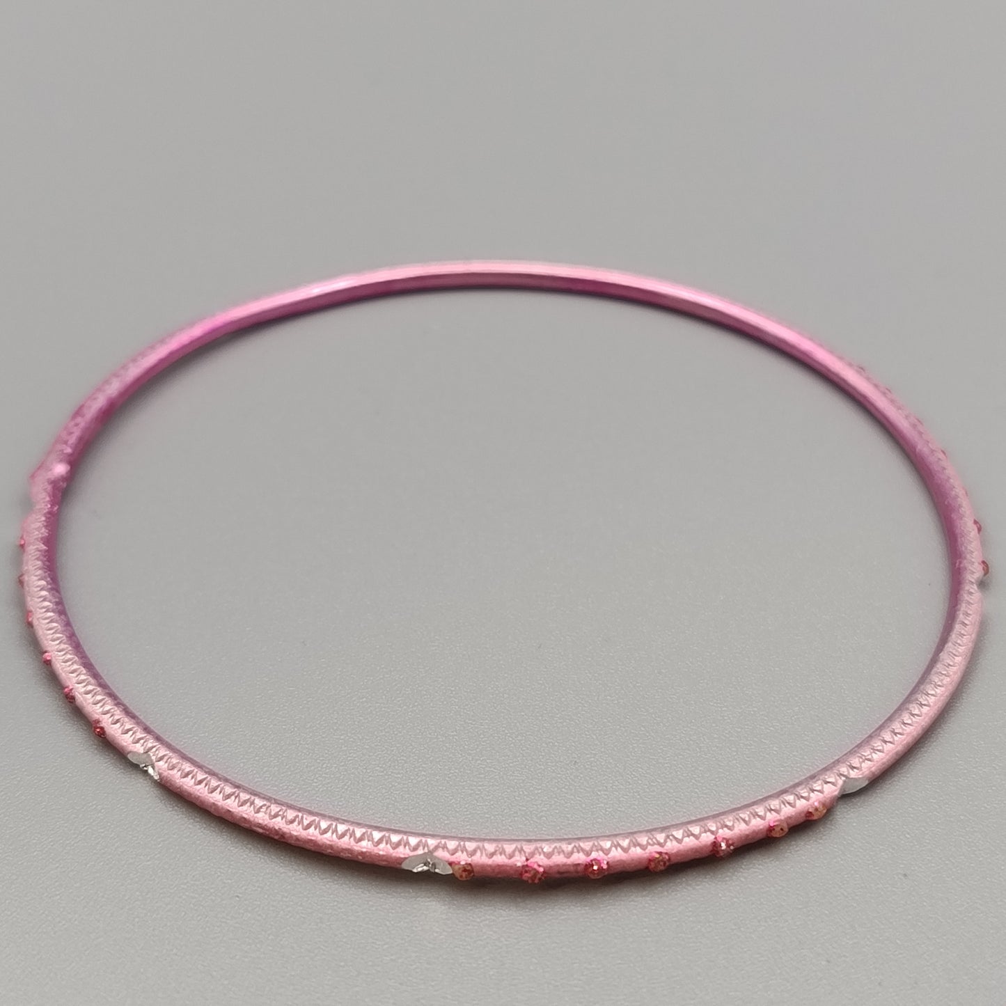 Eleganter Armreif – Stilvolles Design in Rosa