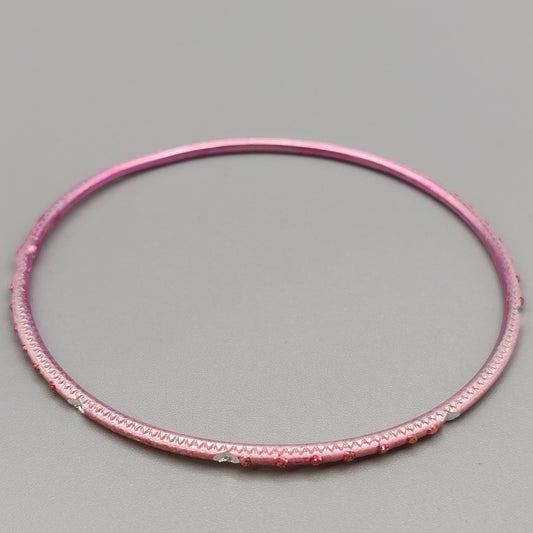 Eleganter Armreif – Stilvolles Design in Rosa