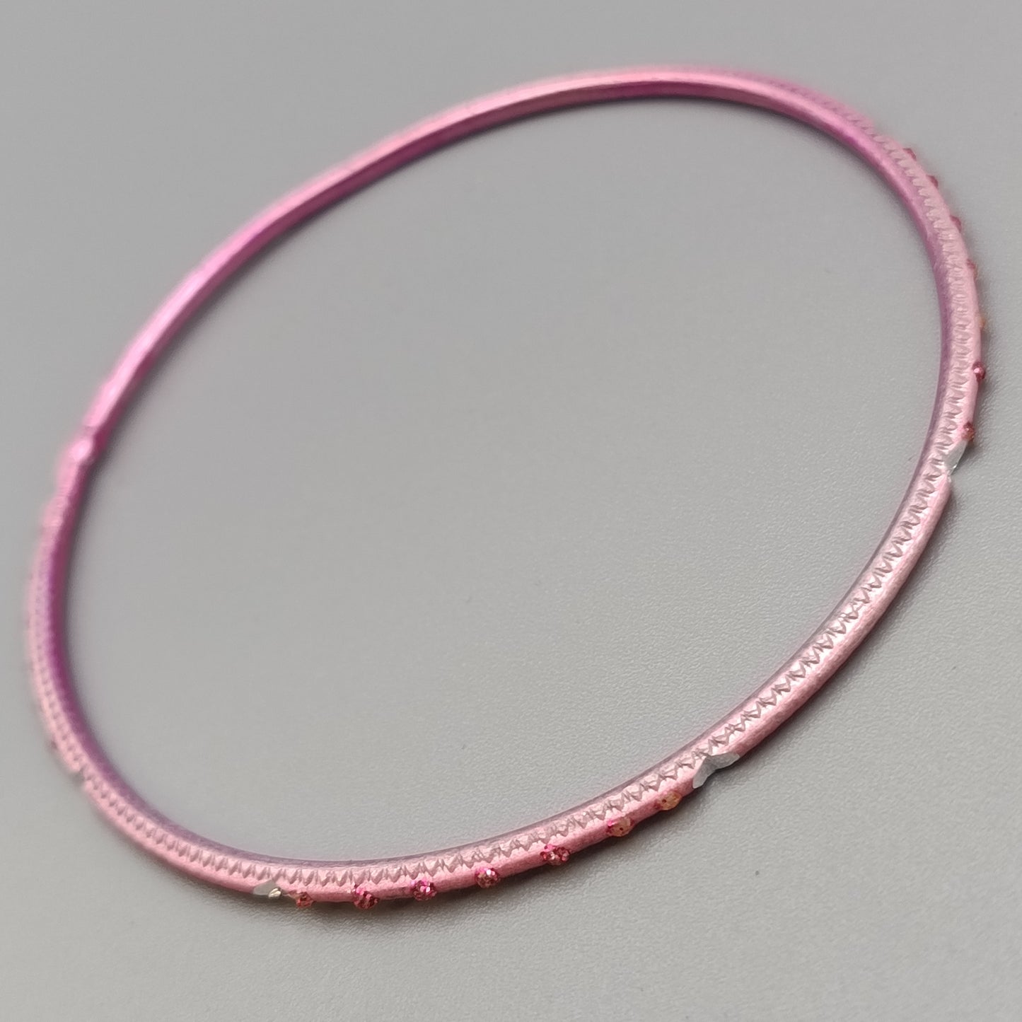 Eleganter Armreif – Stilvolles Design in Rosa
