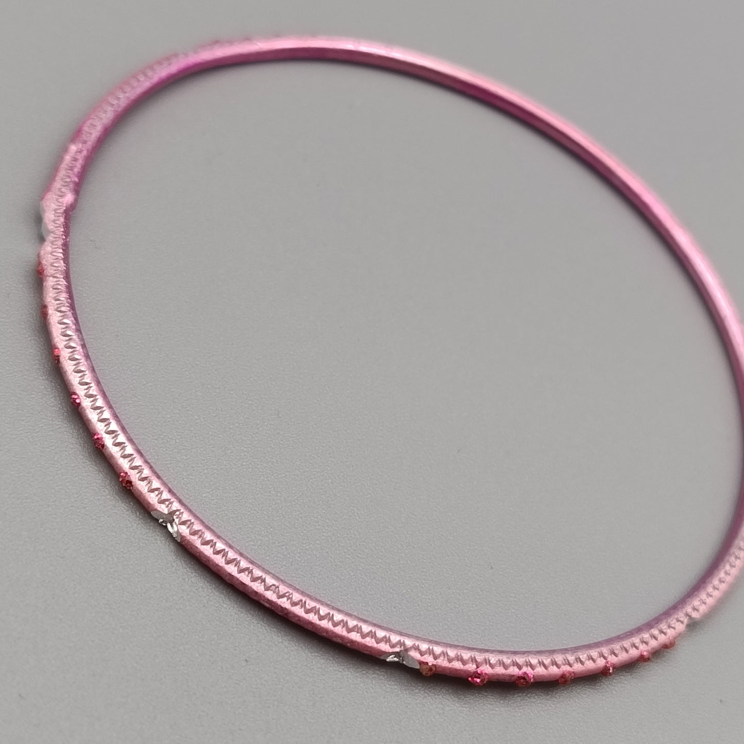Eleganter Armreif – Stilvolles Design in Rosa