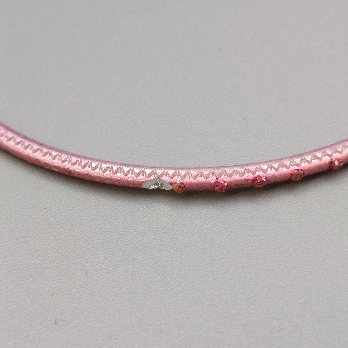 Eleganter Armreif – Stilvolles Design in Rosa
