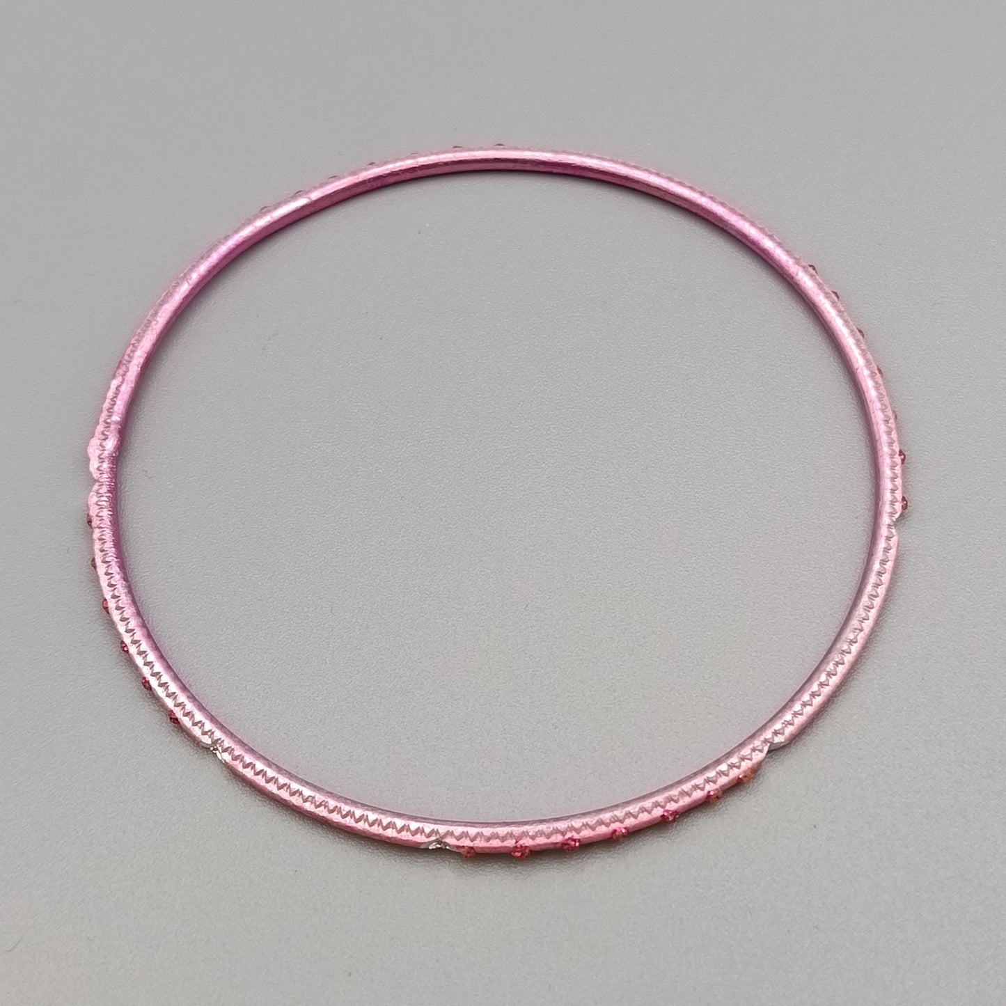 Eleganter Armreif – Stilvolles Design in Rosa
