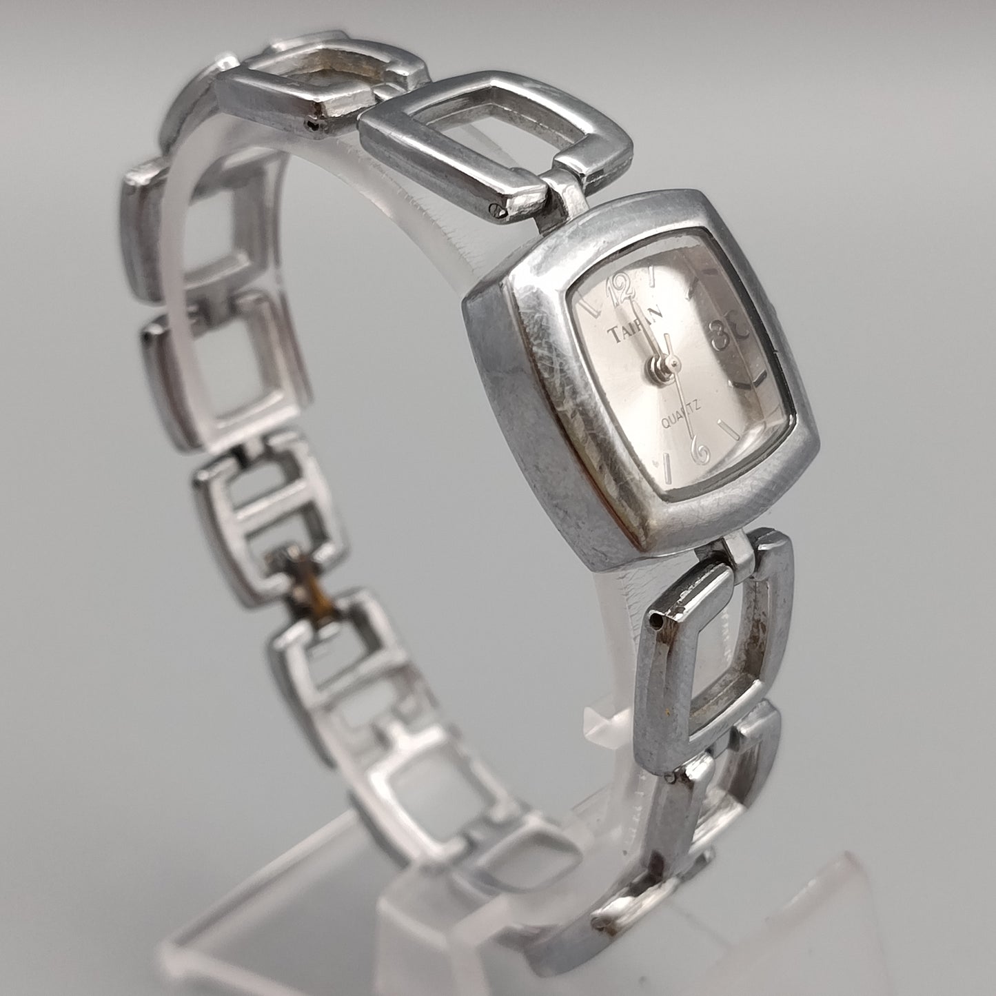 Elegante Taipan Damen Uhr – Klassisches Design