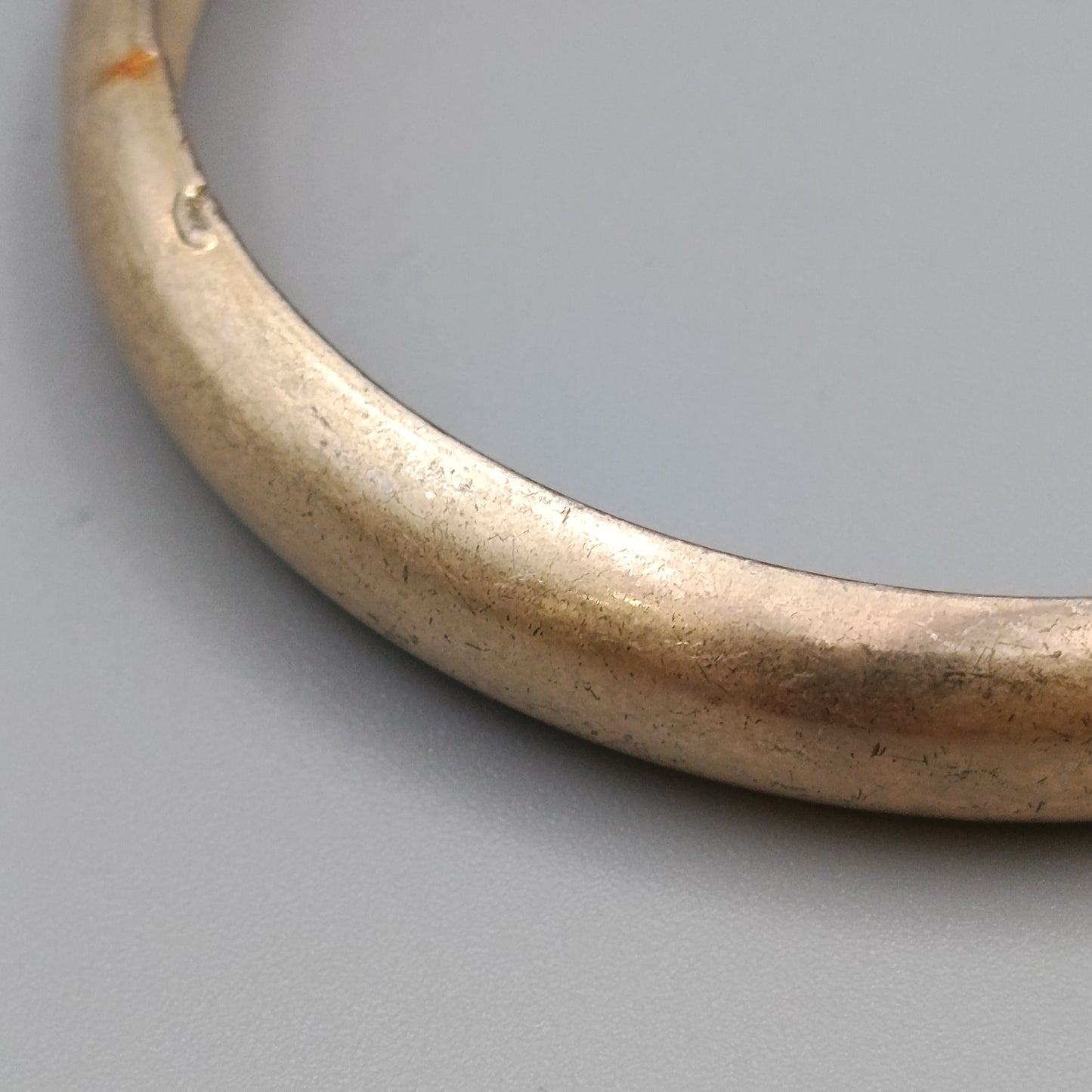 Eleganter Armreif – Klassisches Design in Goldoptik