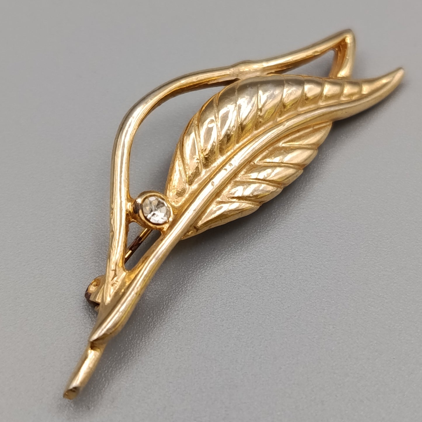 Elegante Vintage Brosche – Blatt Design in Goldoptik