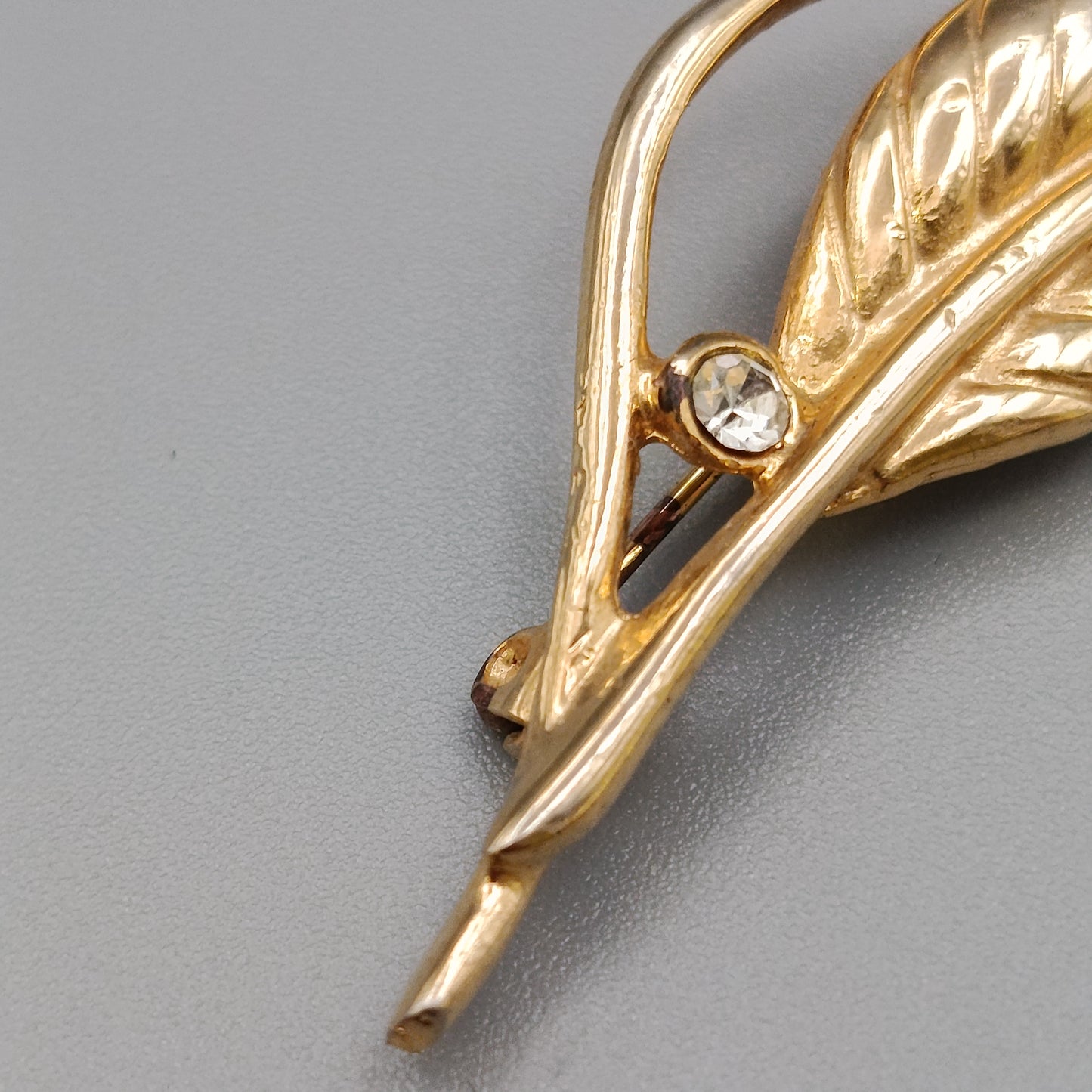 Elegante Vintage Brosche – Blatt Design in Goldoptik