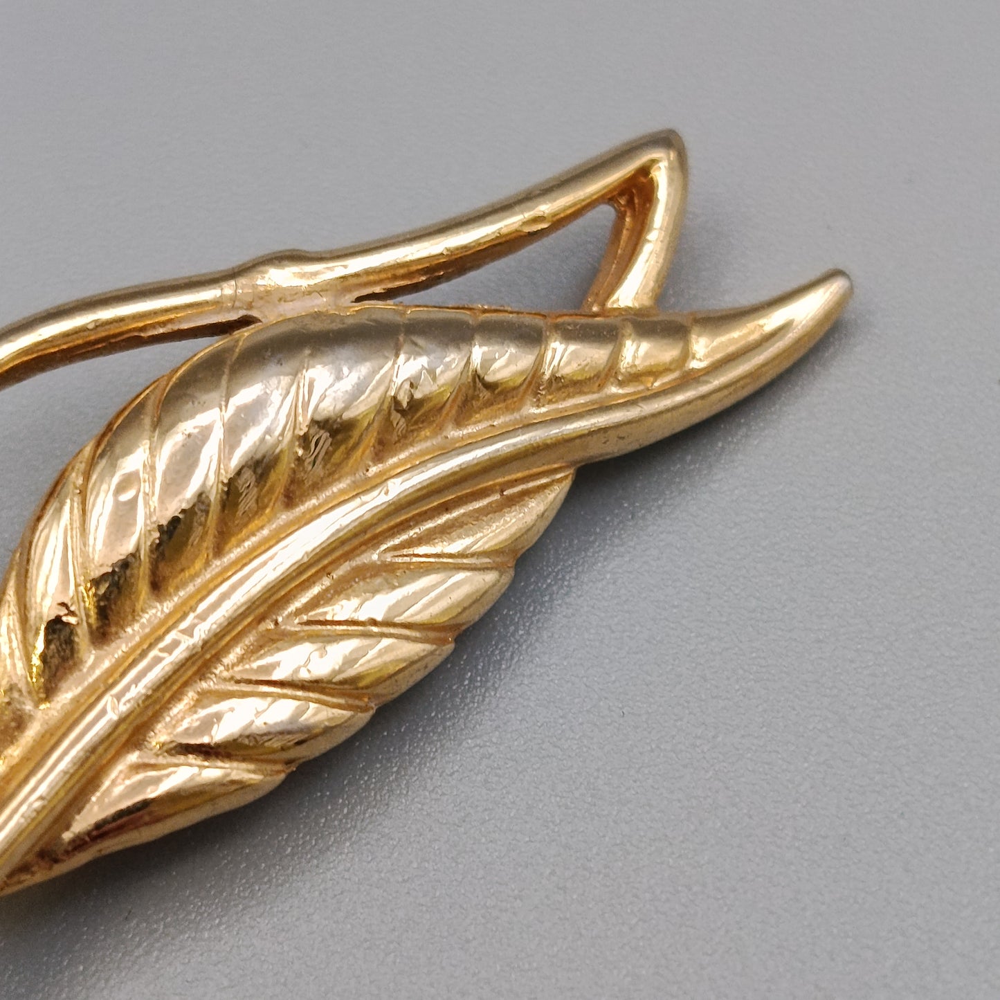 Elegante Vintage Brosche – Blatt Design in Goldoptik