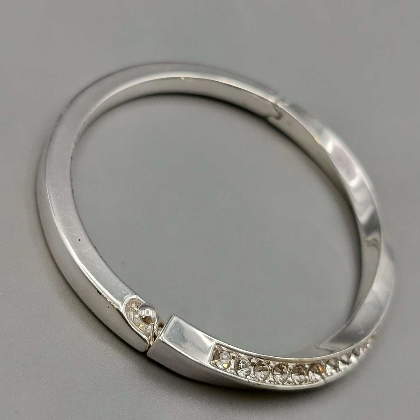 Eleganter Armreif – Stilvolles Design in Silberoptik mit Steinen