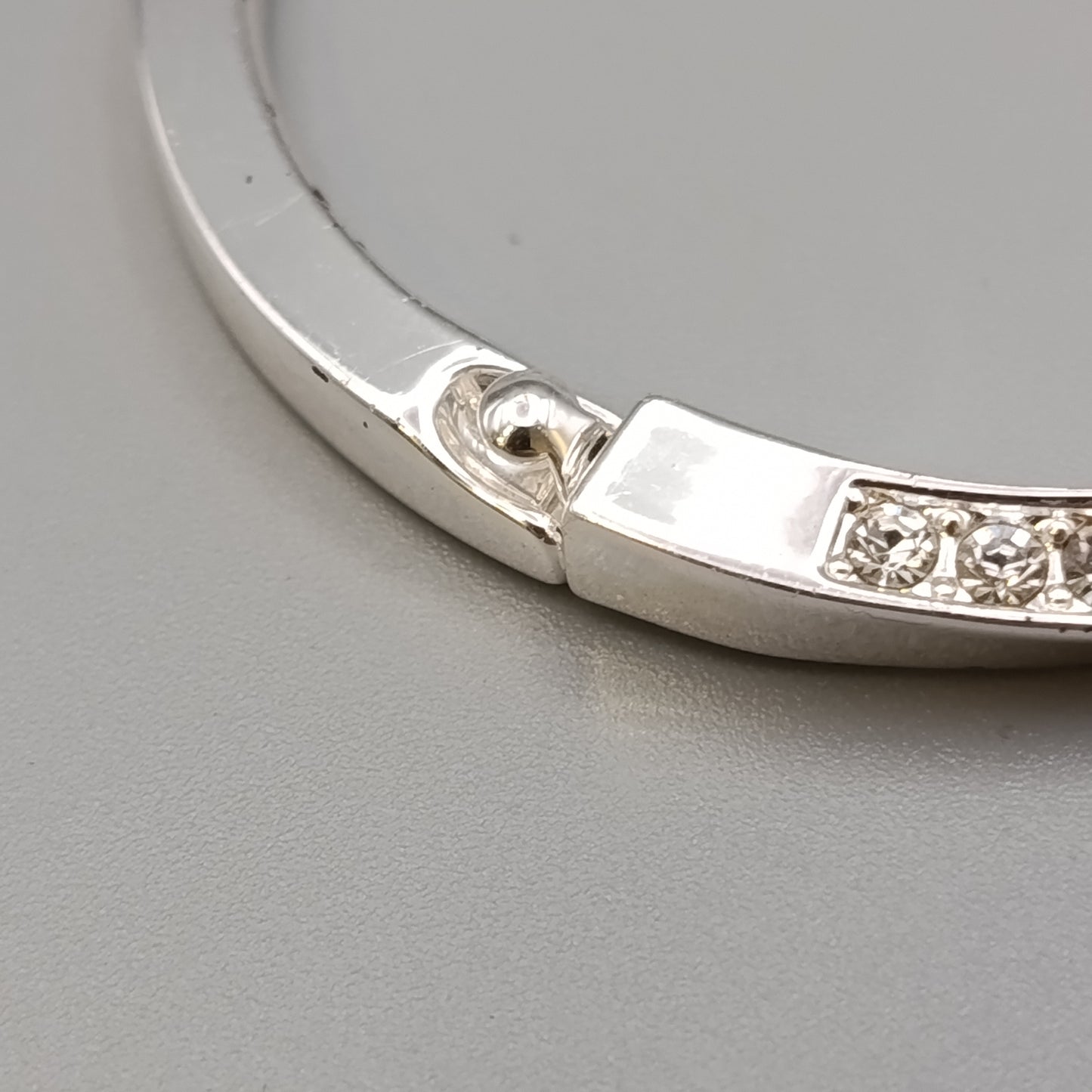 Eleganter Armreif – Stilvolles Design in Silberoptik mit Steinen