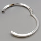Eleganter Armreif – Stilvolles Design in Silberoptik mit Steinen