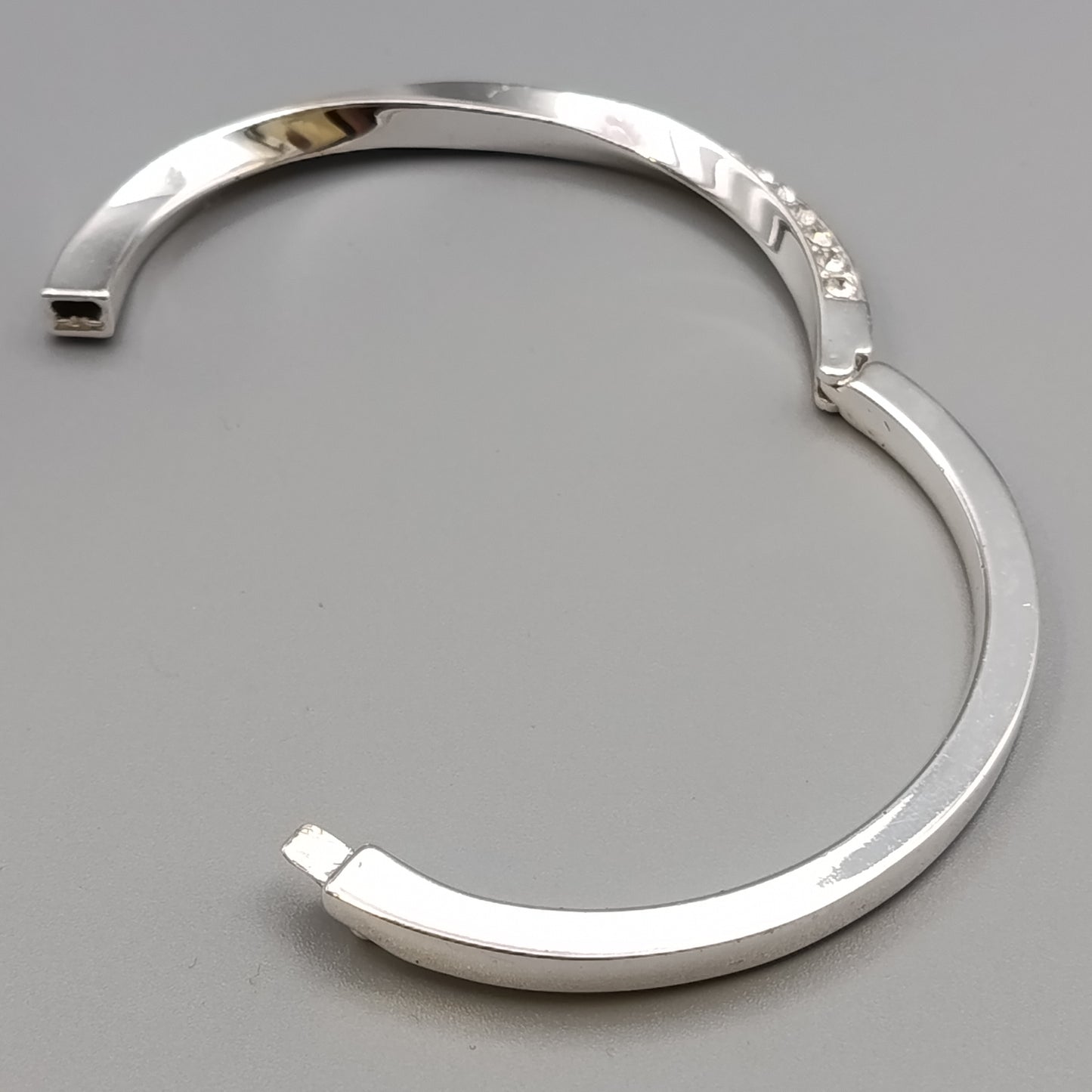 Eleganter Armreif – Stilvolles Design in Silberoptik mit Steinen