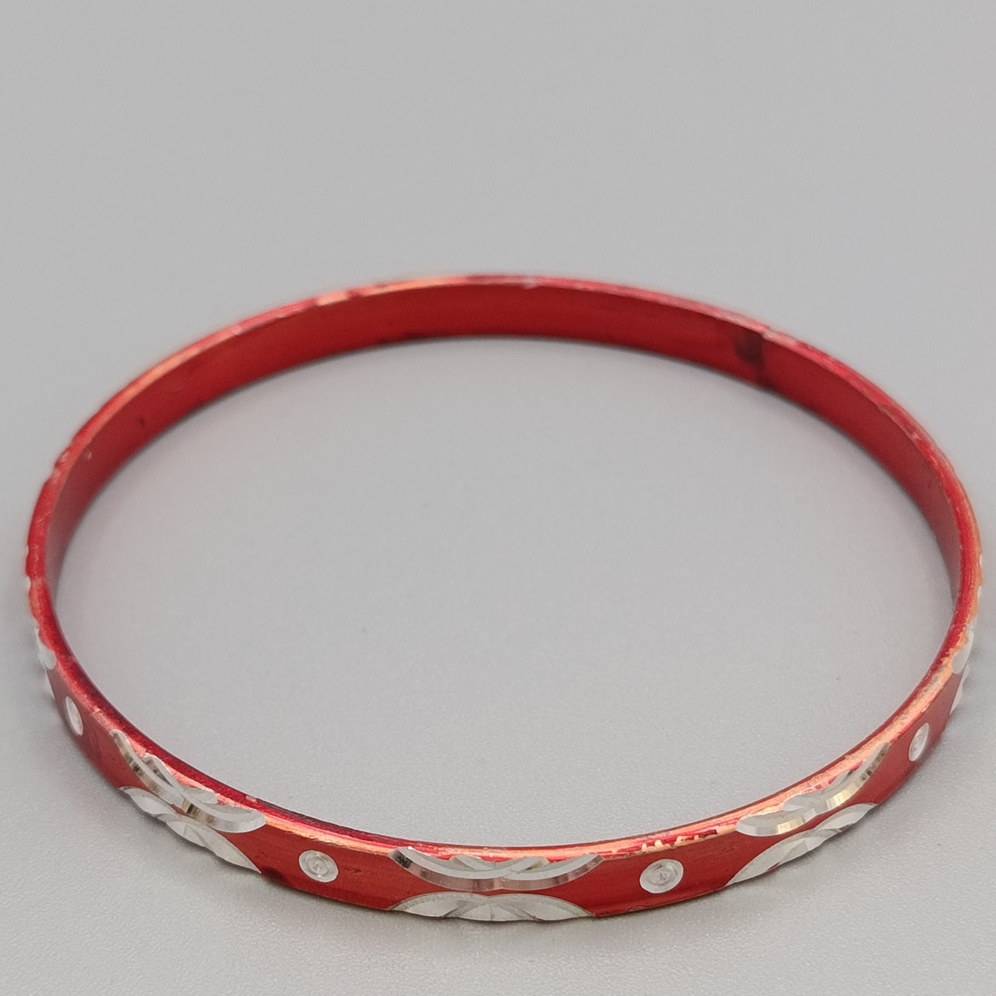 Eleganter Armreif – Stilvolles Design in Rot