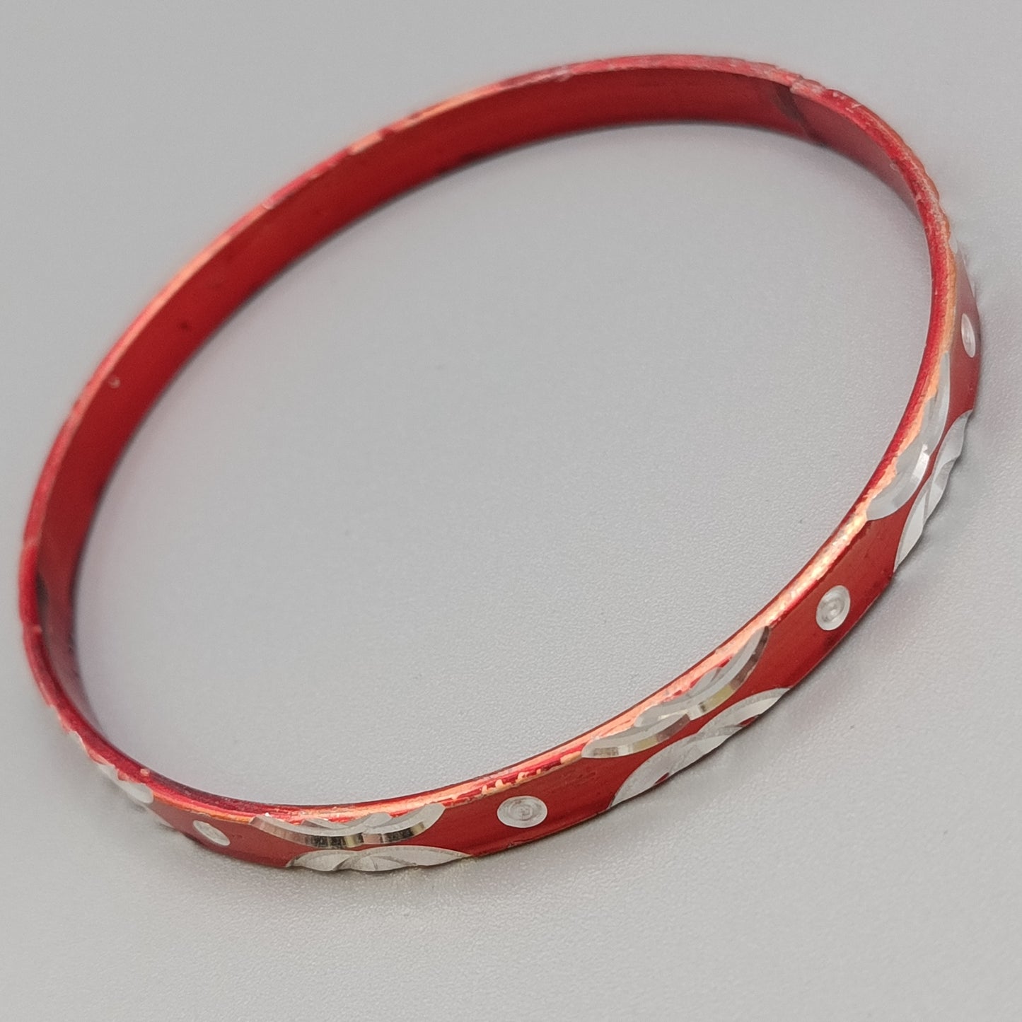 Eleganter Armreif – Stilvolles Design in Rot