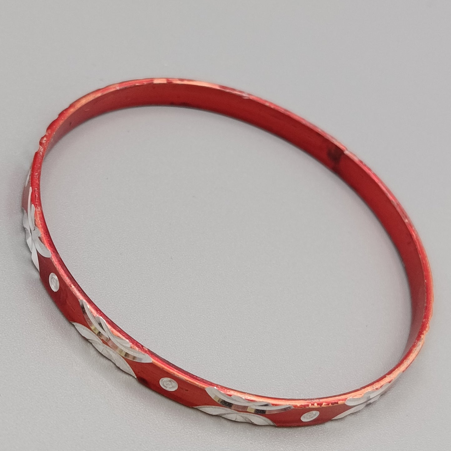 Eleganter Armreif – Stilvolles Design in Rot