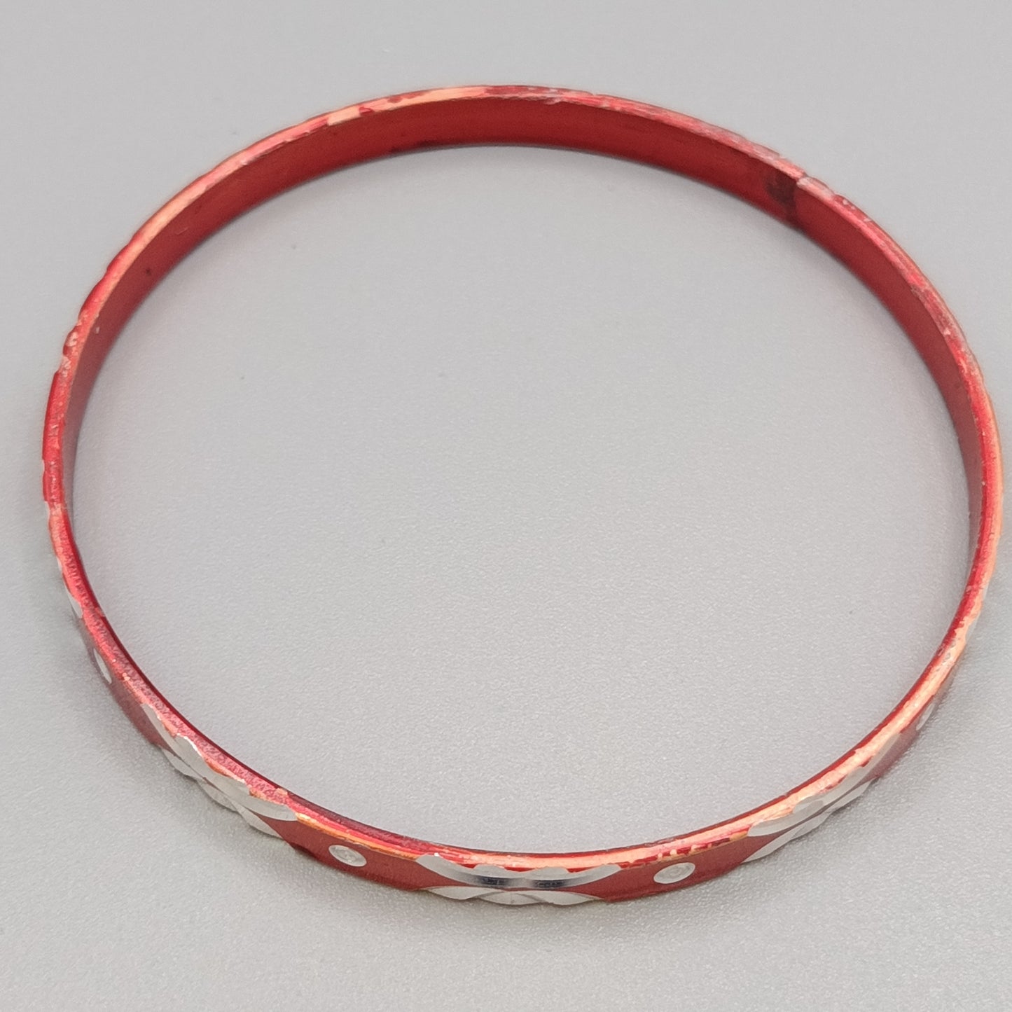 Eleganter Armreif – Stilvolles Design in Rot
