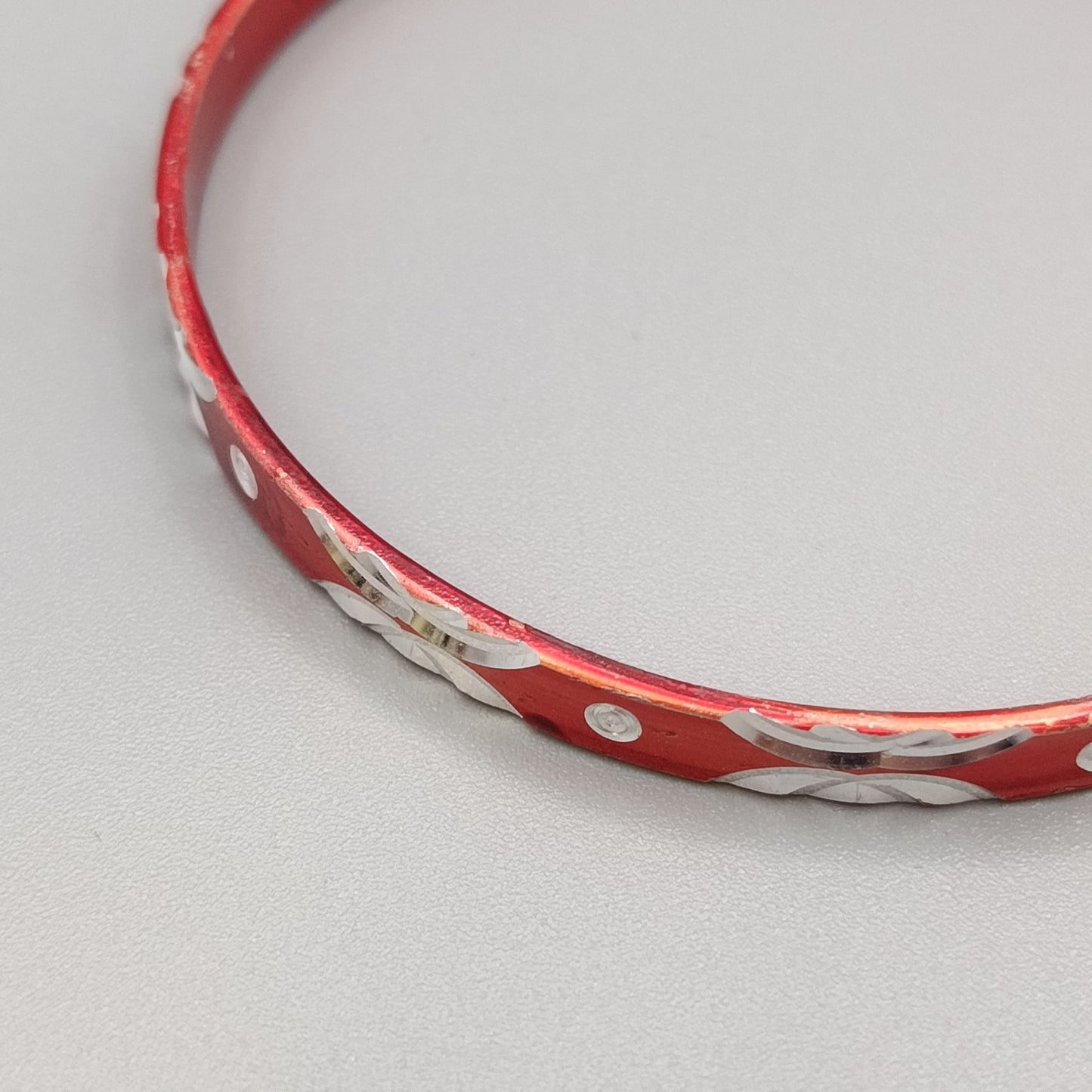 Eleganter Armreif – Stilvolles Design in Rot