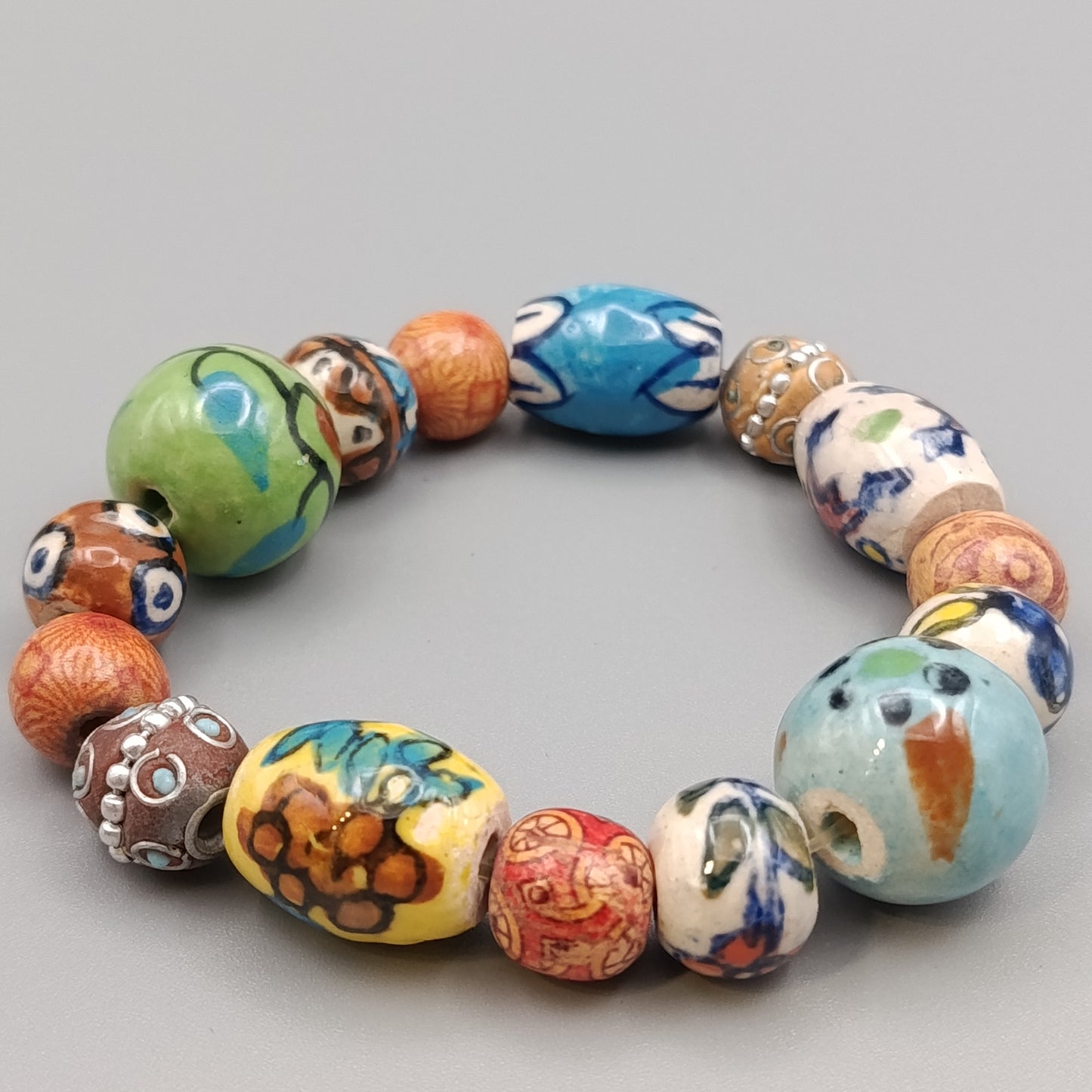 Buntes Keramikperlen Armband – Künstlerisches Design