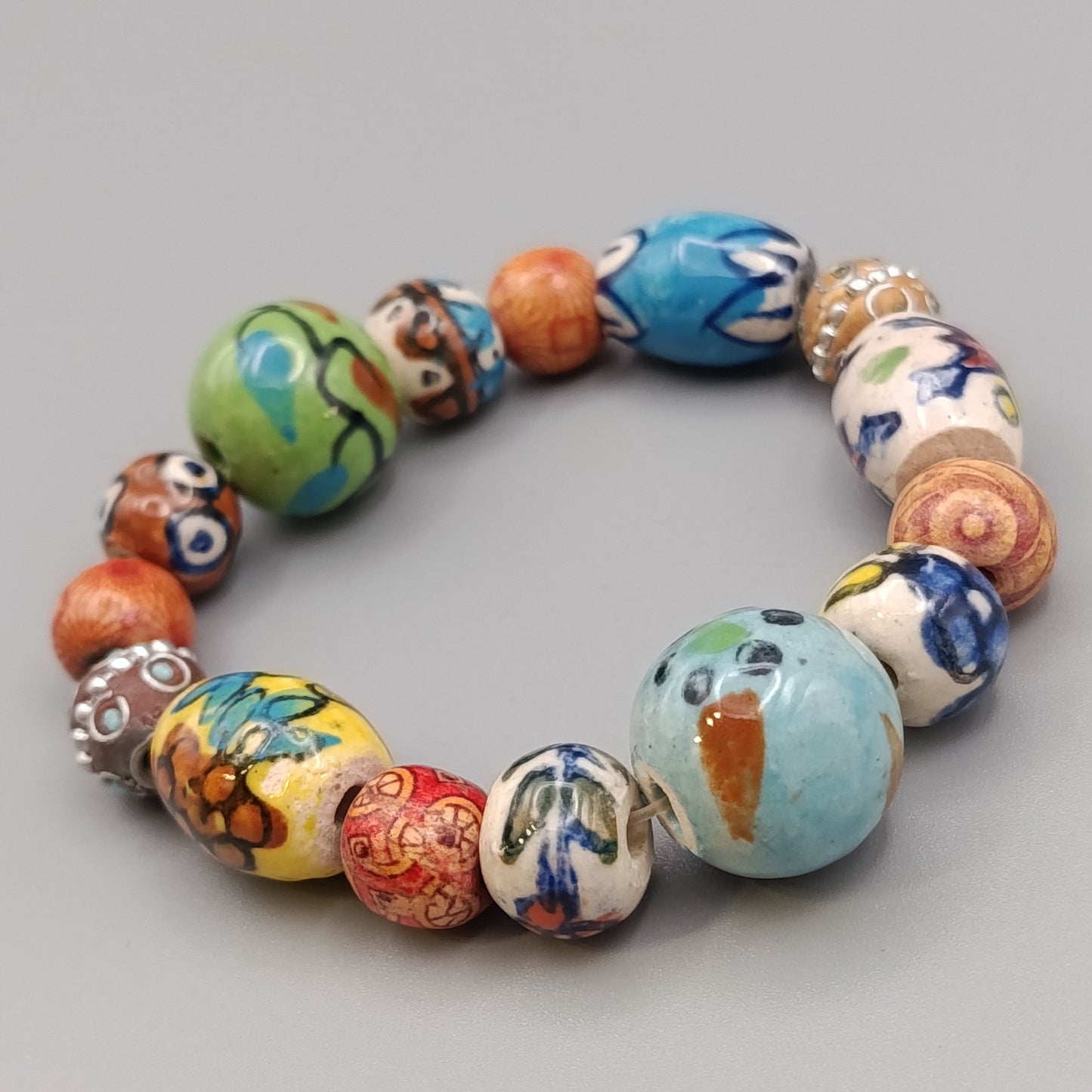 Buntes Keramikperlen Armband – Künstlerisches Design