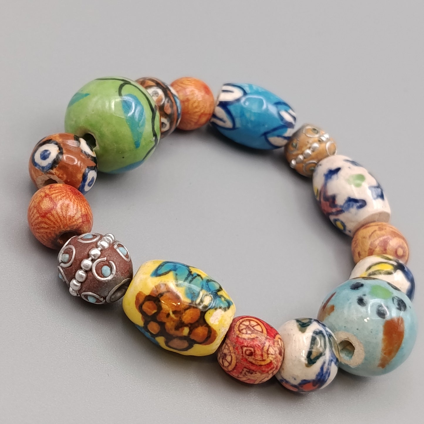 Buntes Keramikperlen Armband – Künstlerisches Design