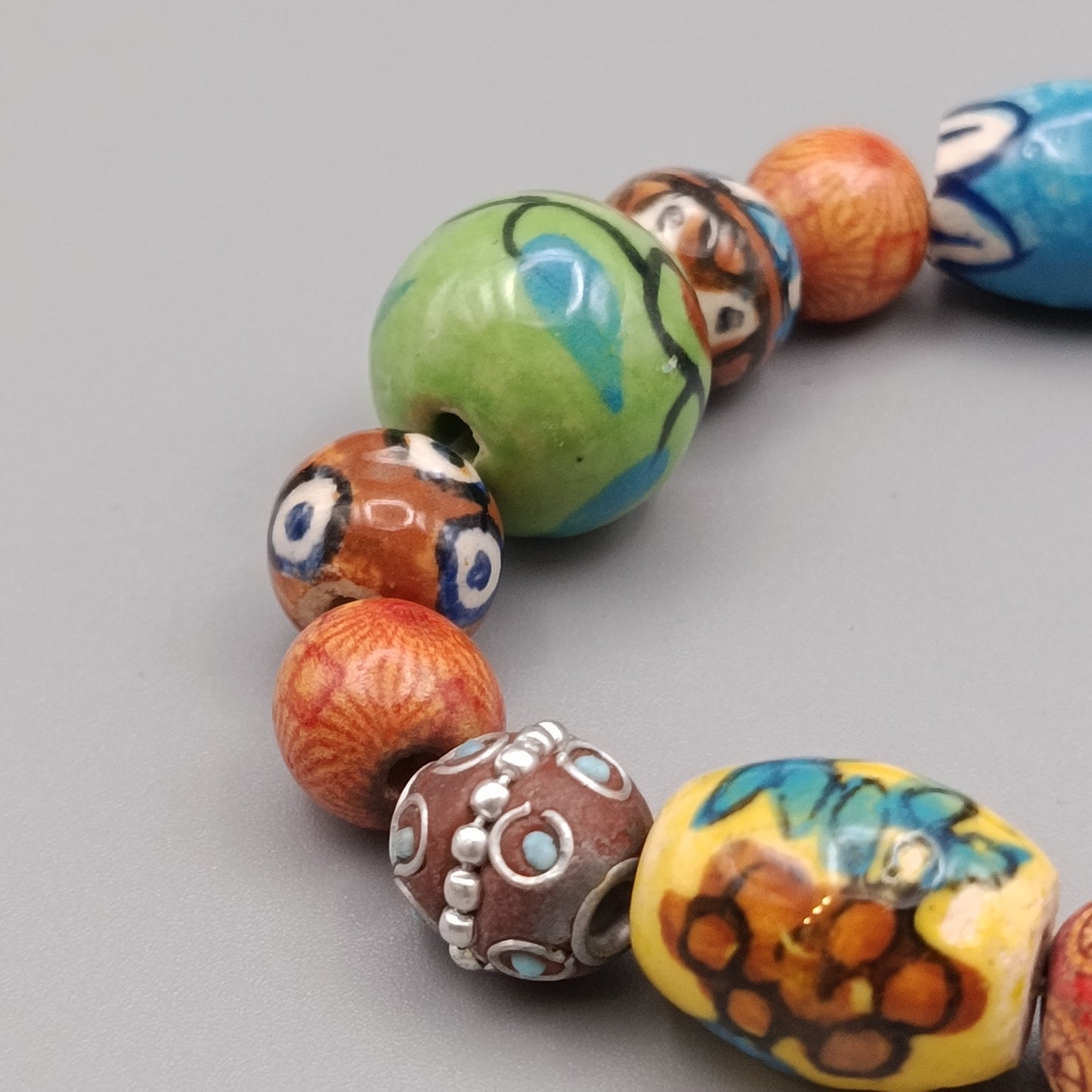 Buntes Keramikperlen Armband – Künstlerisches Design
