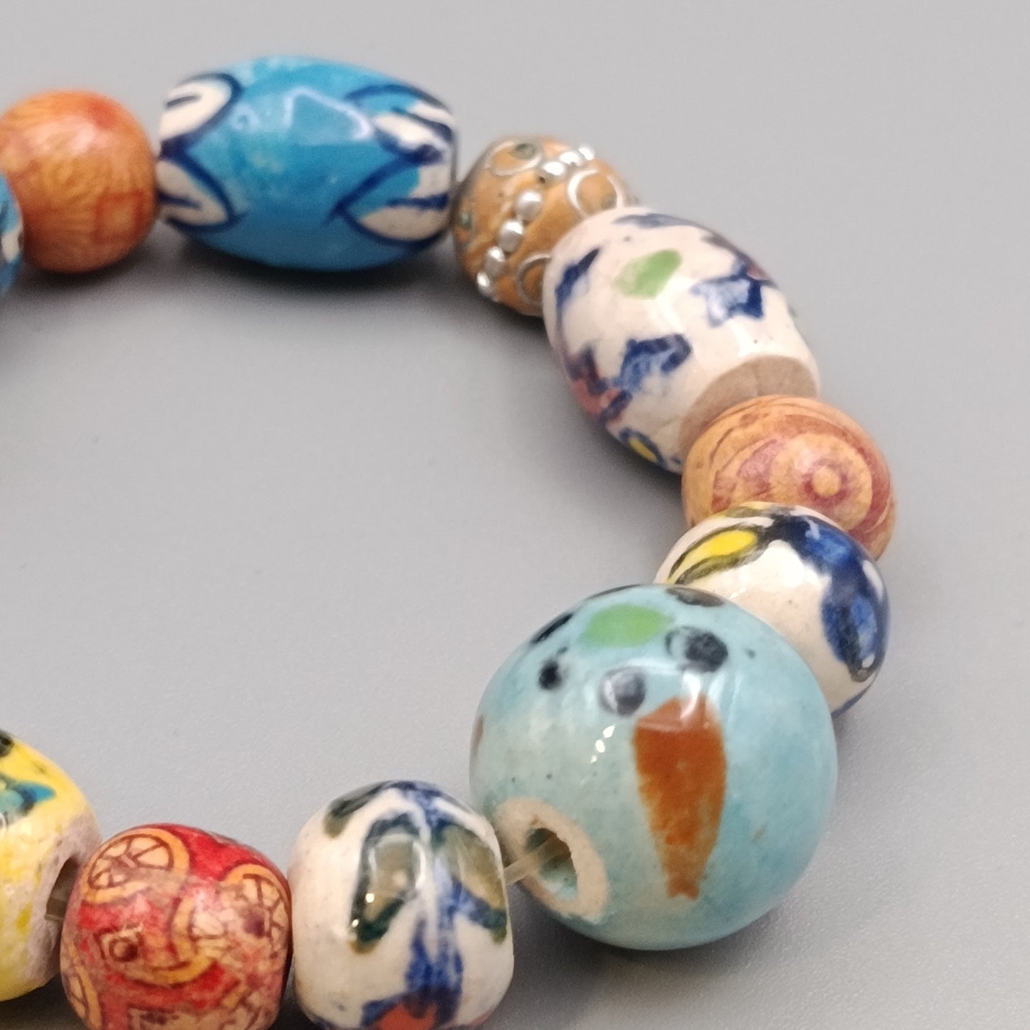 Buntes Keramikperlen Armband – Künstlerisches Design