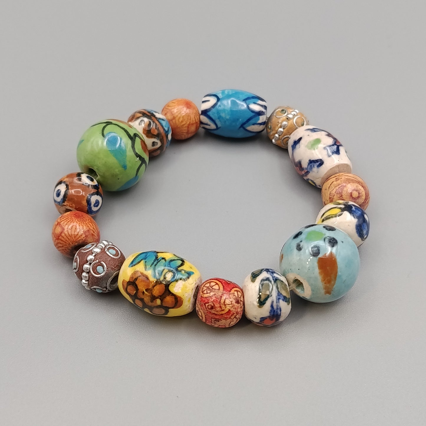 Buntes Keramikperlen Armband – Künstlerisches Design
