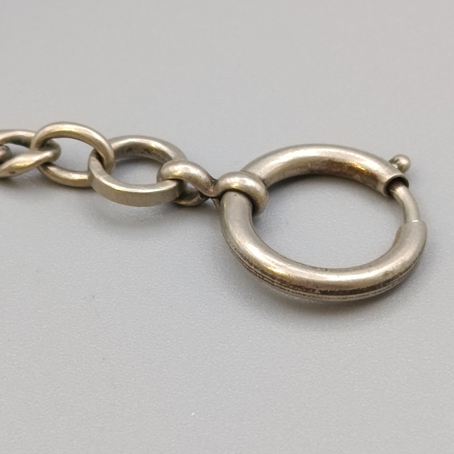 Elegante Taschenuhrkette – Klassisches Design in Silberoptik