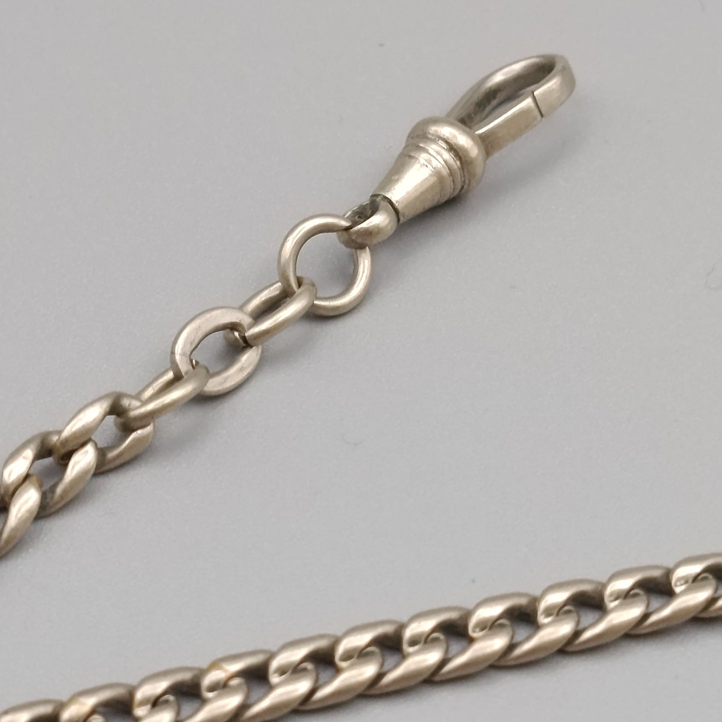Elegante Taschenuhrkette – Klassisches Design in Silberoptik