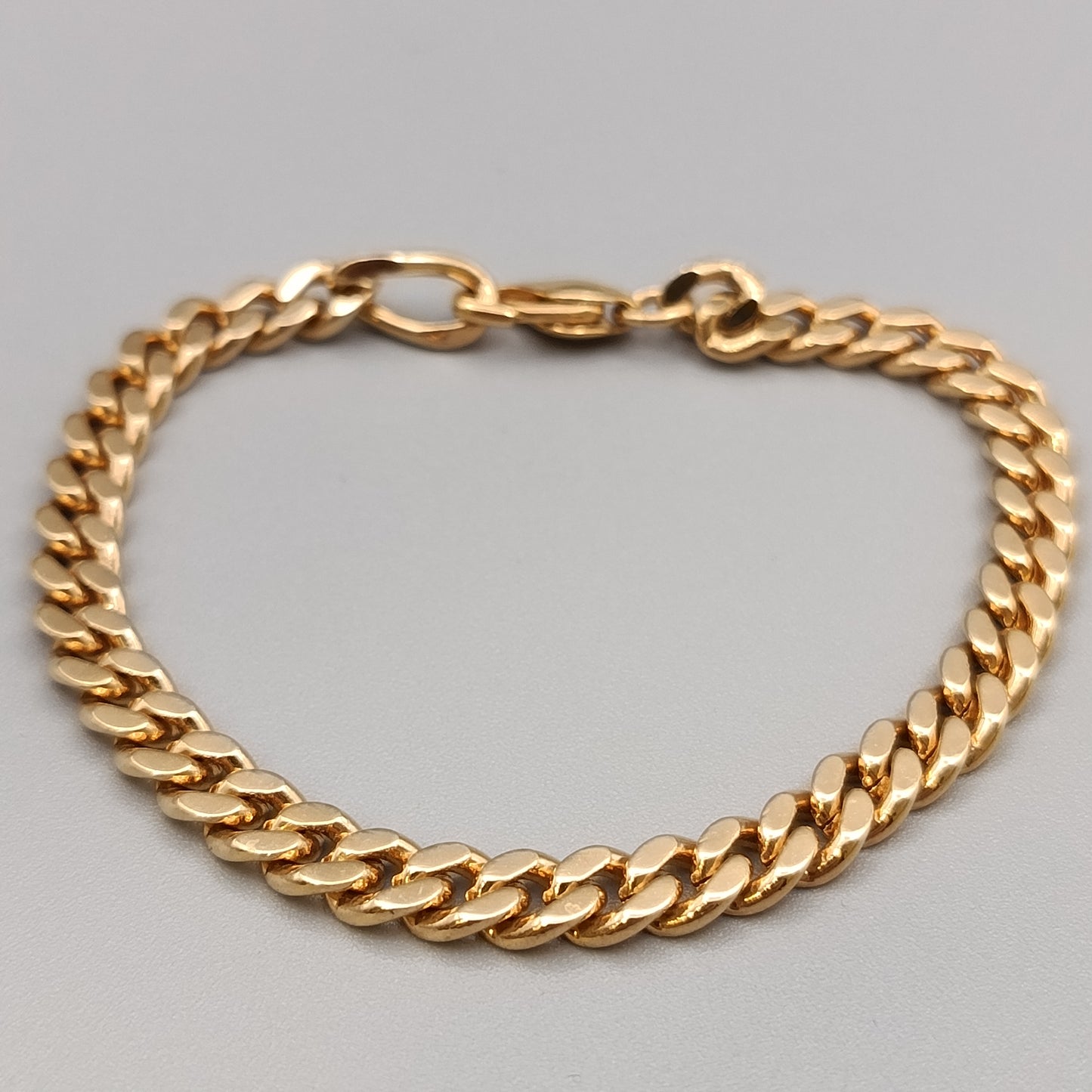 Elegantes Panzerarmband – Klassisches Design in Goldoptik